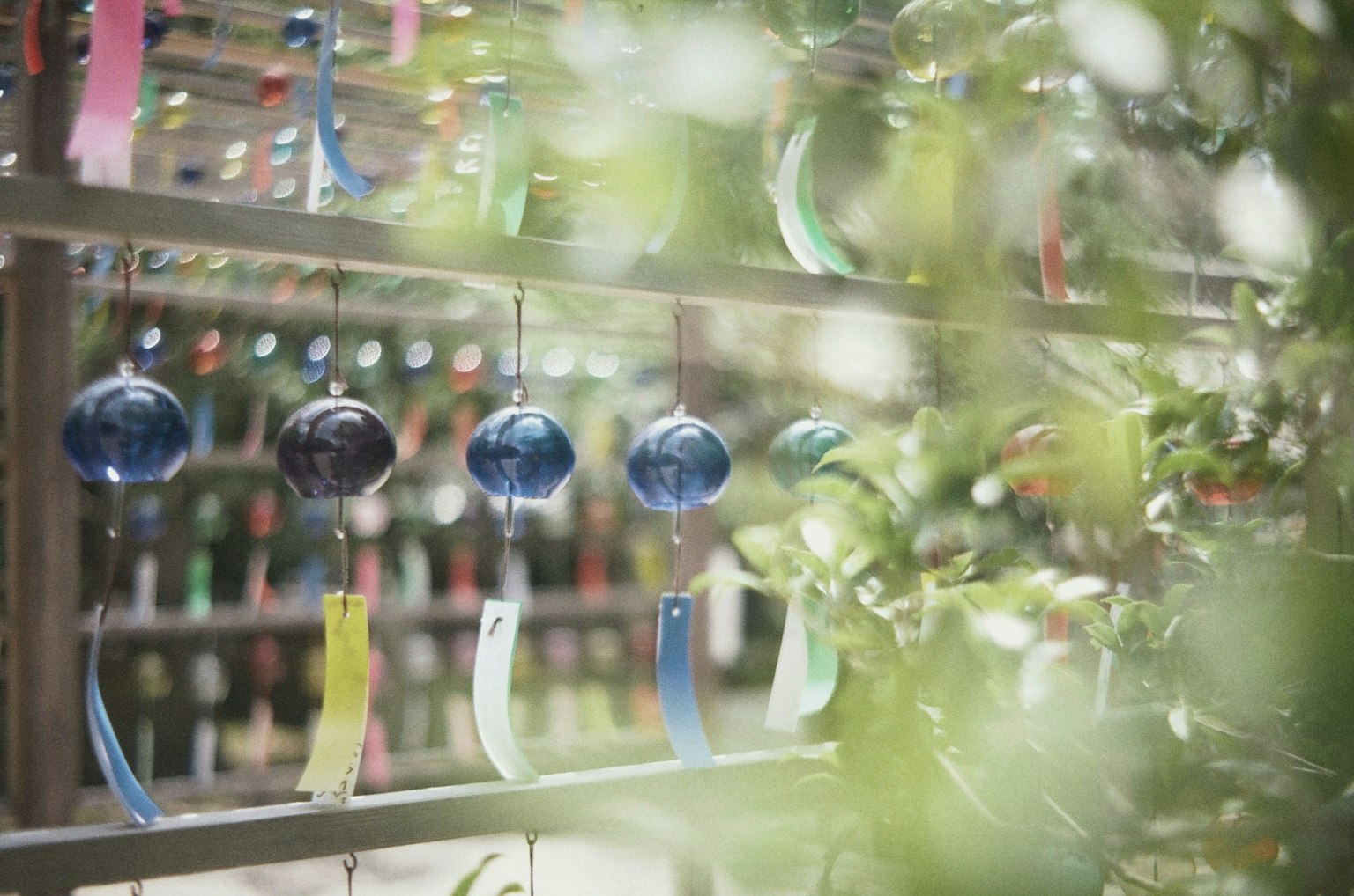 Eine Sicht auf blaue Windspiele, die mit bunten Bändern schwingen