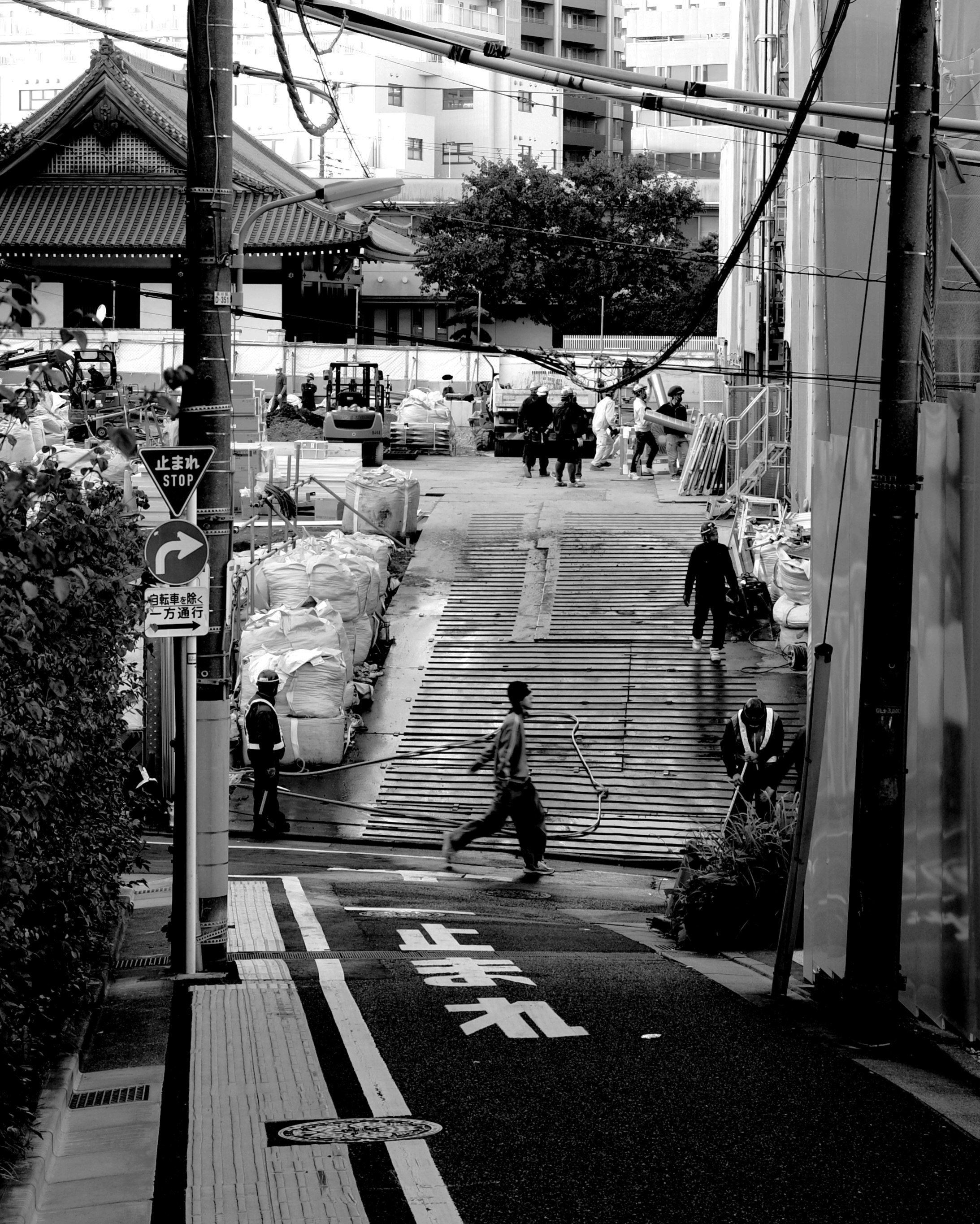 路地の商店街で人が行き交う歩道と横断歩道のある風景