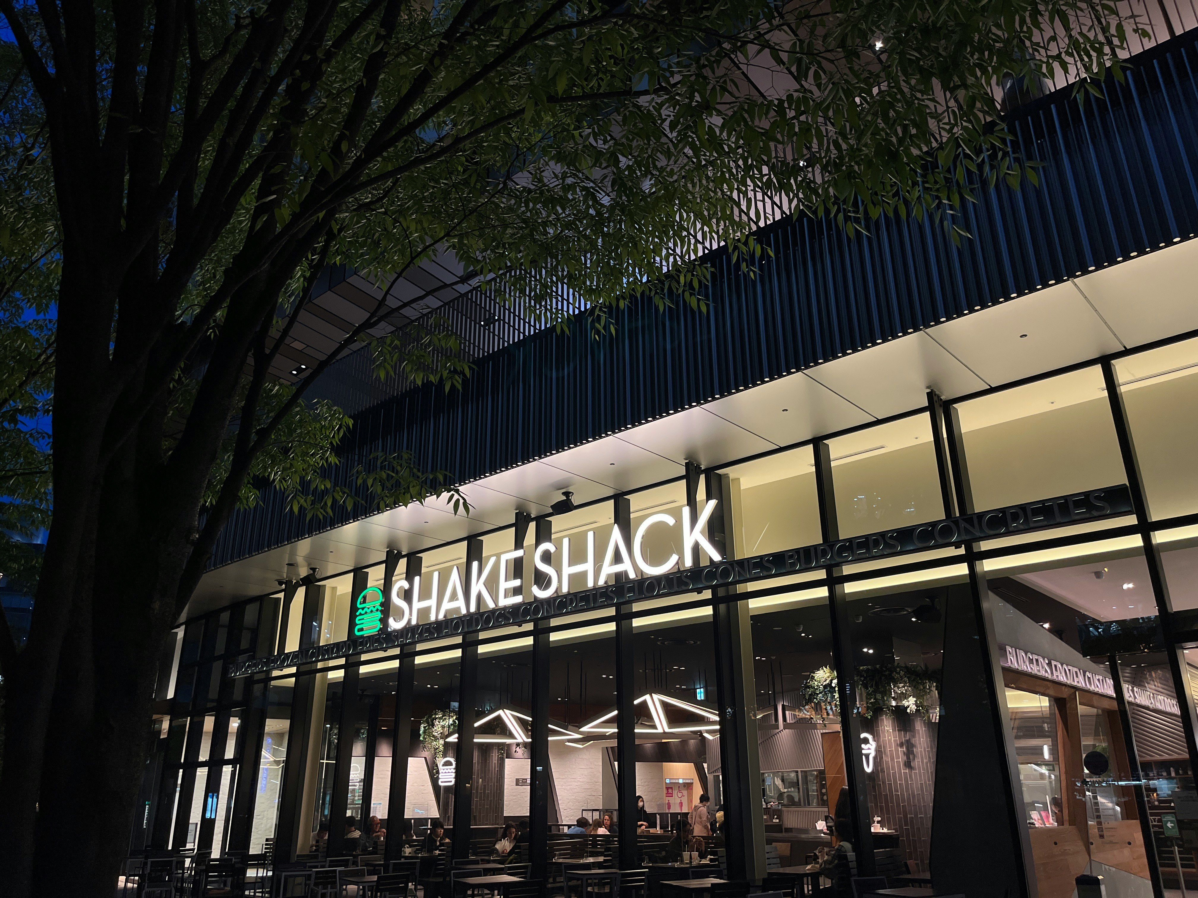大阪の「SHAKE SHACK」店舗外観