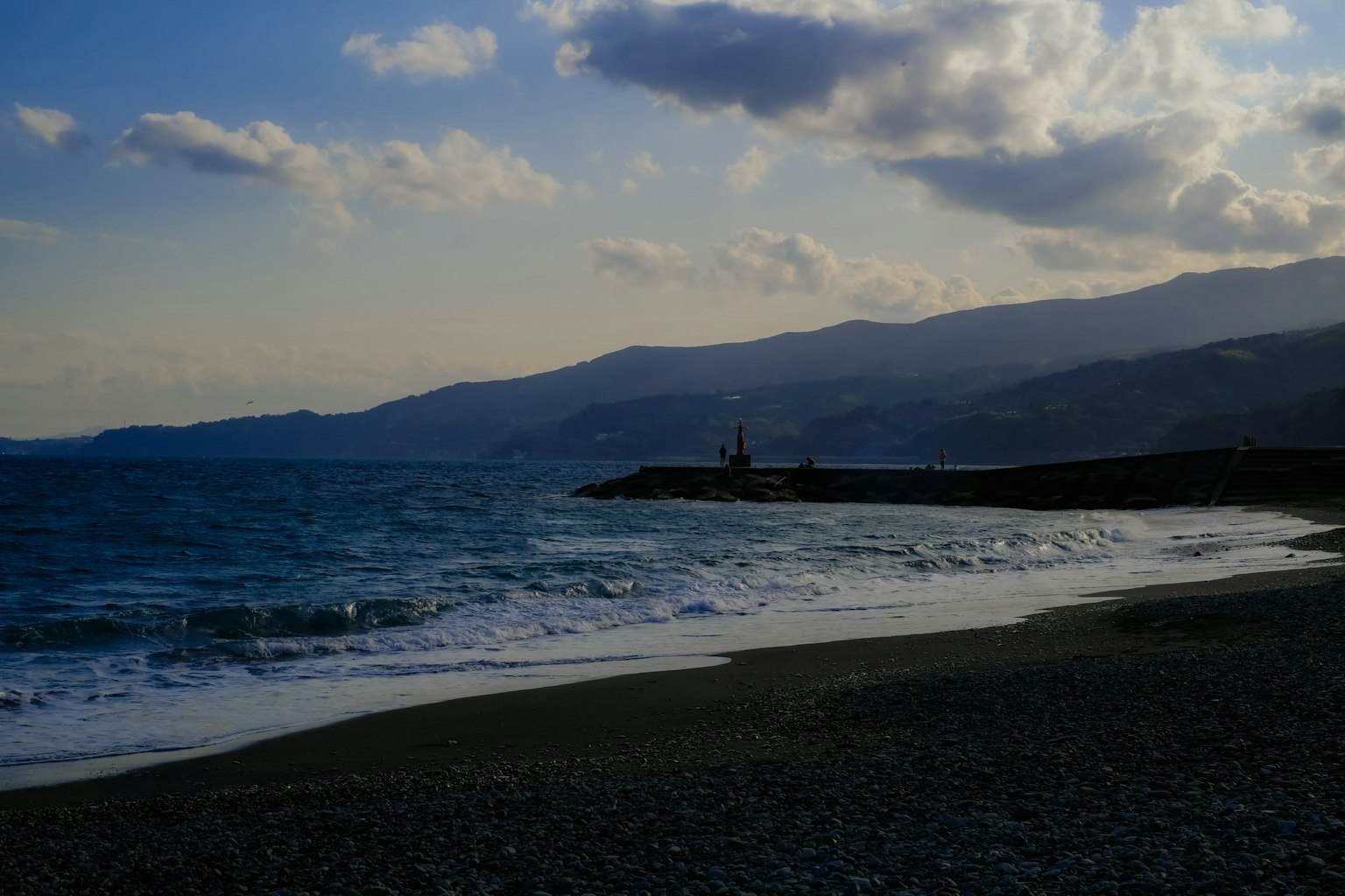黄昏时的海岸和山脉风景