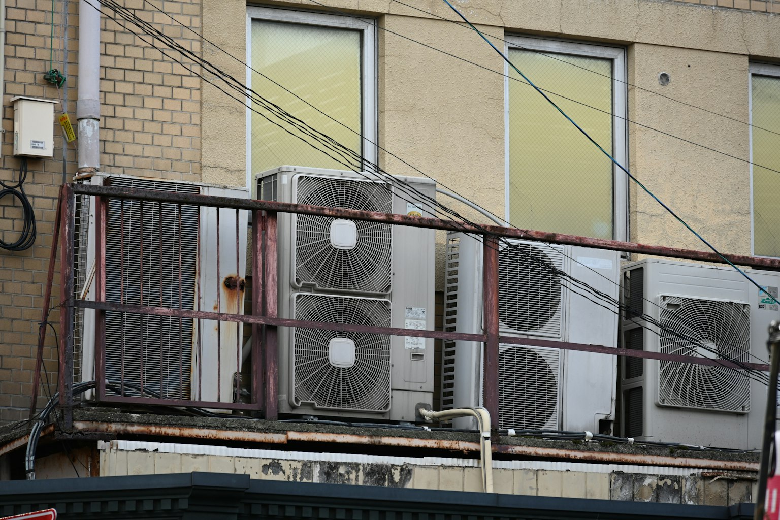 建築外牆上安裝的多個空調單元