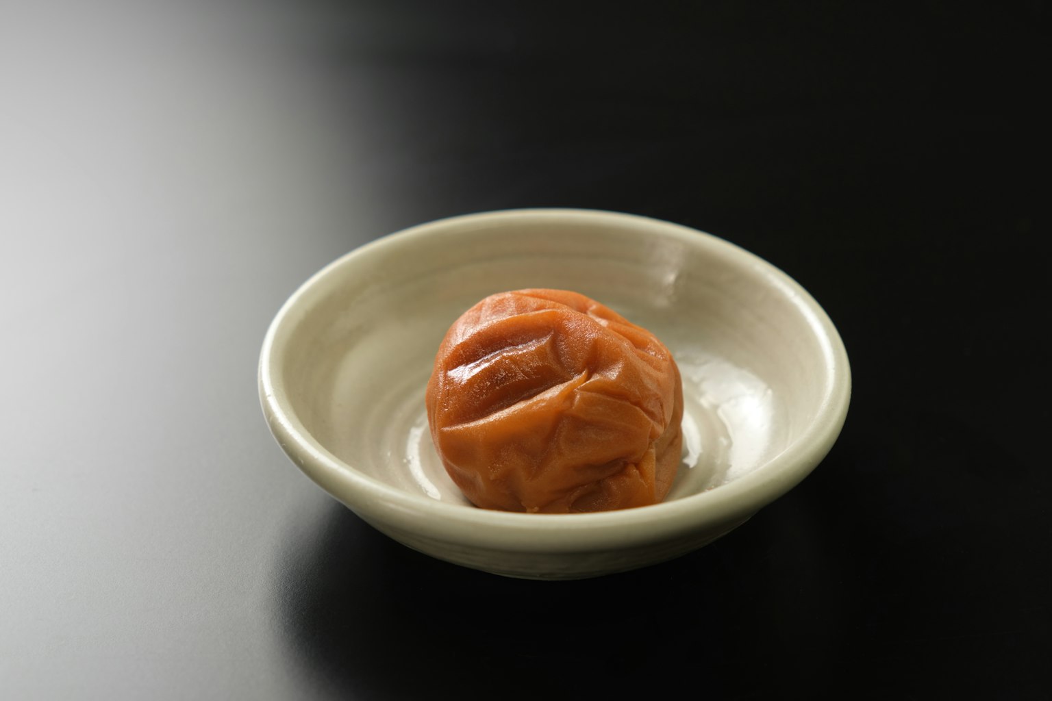 白色盘子里的腌梅