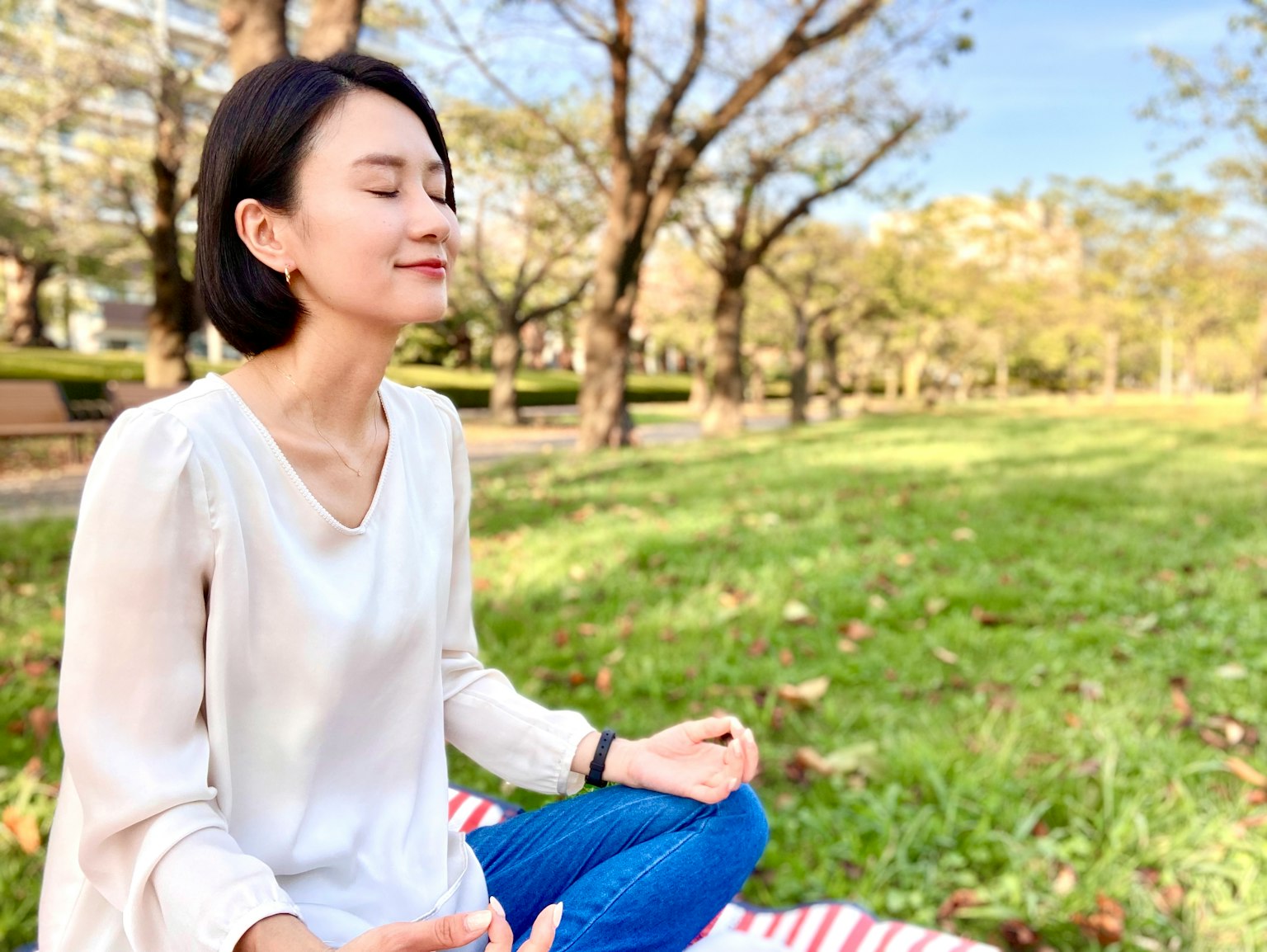 公園裡冥想的女性 在大自然中放鬆