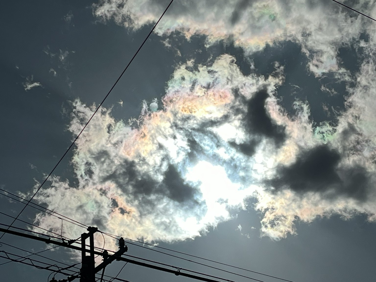 Sonne teilweise von bunten Wolken verdeckt