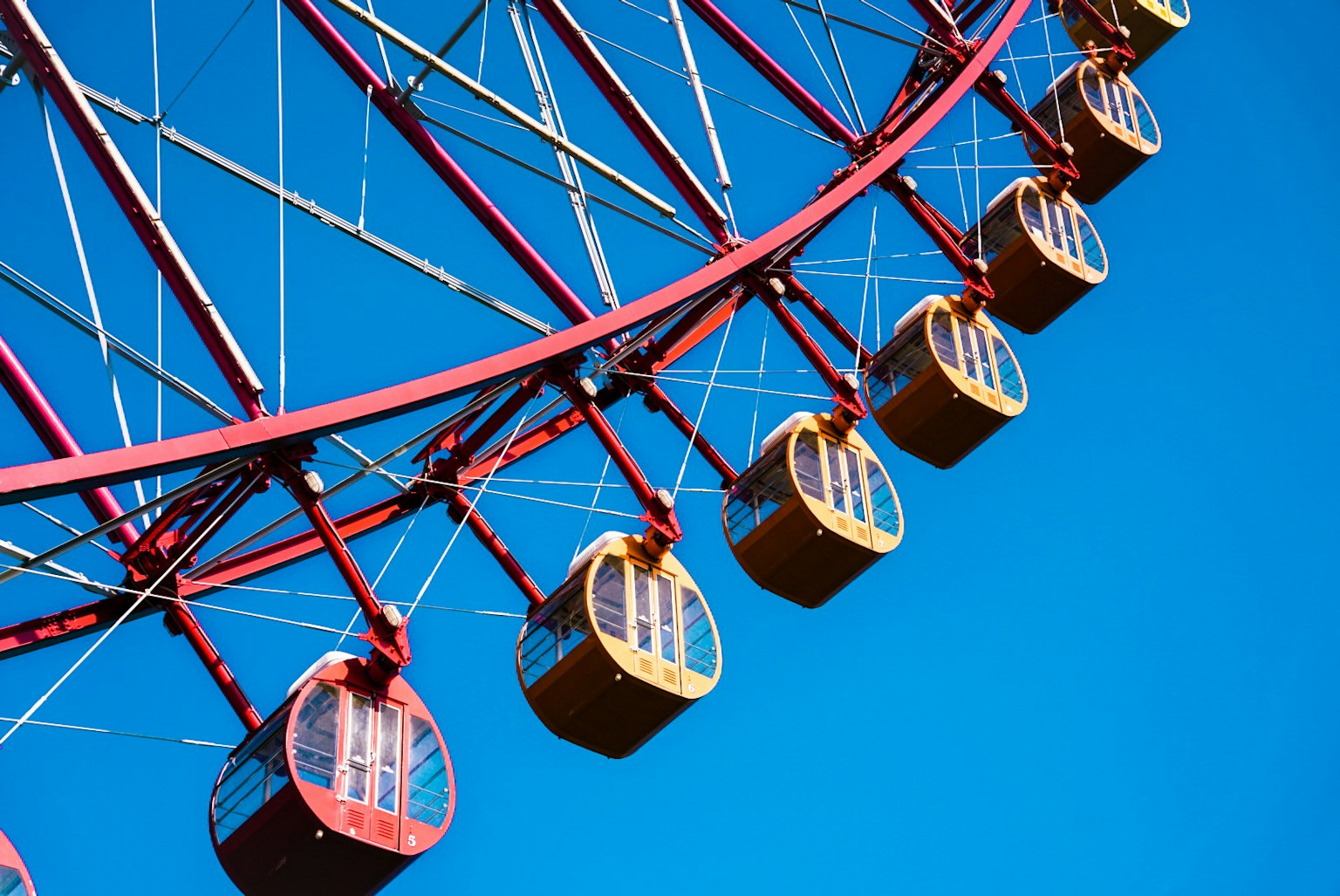 Góndolas coloridas de una noria contra un cielo azul