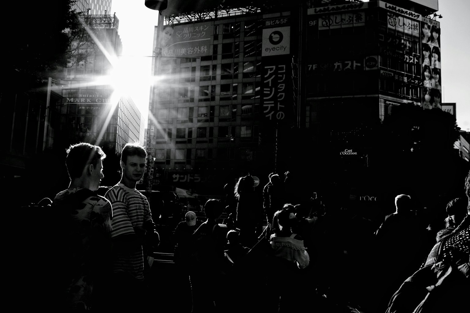 Escena urbana con personas reunidas bajo la luz del sol