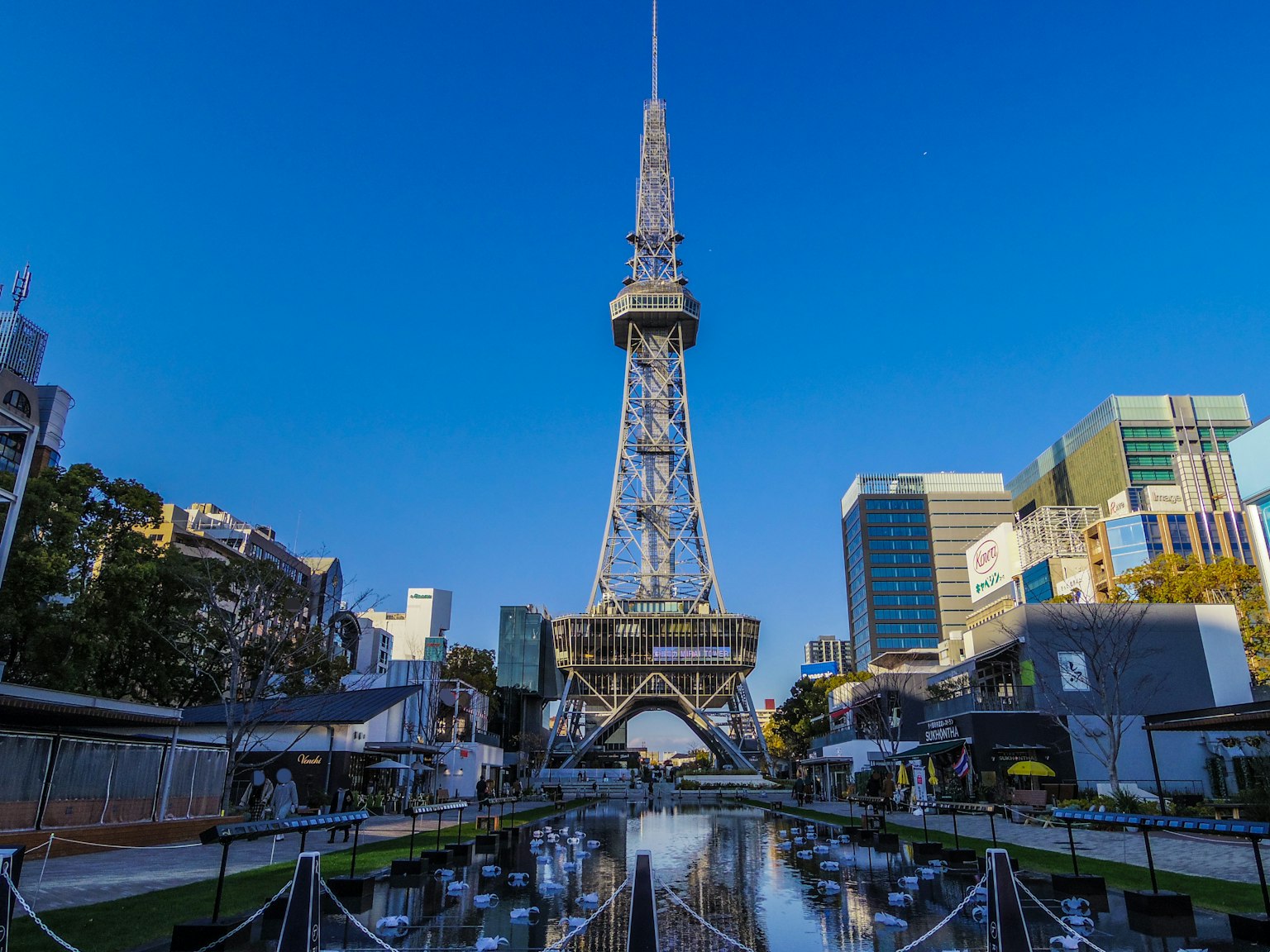 Tour de télévision de Nagoya sous un ciel bleu clair