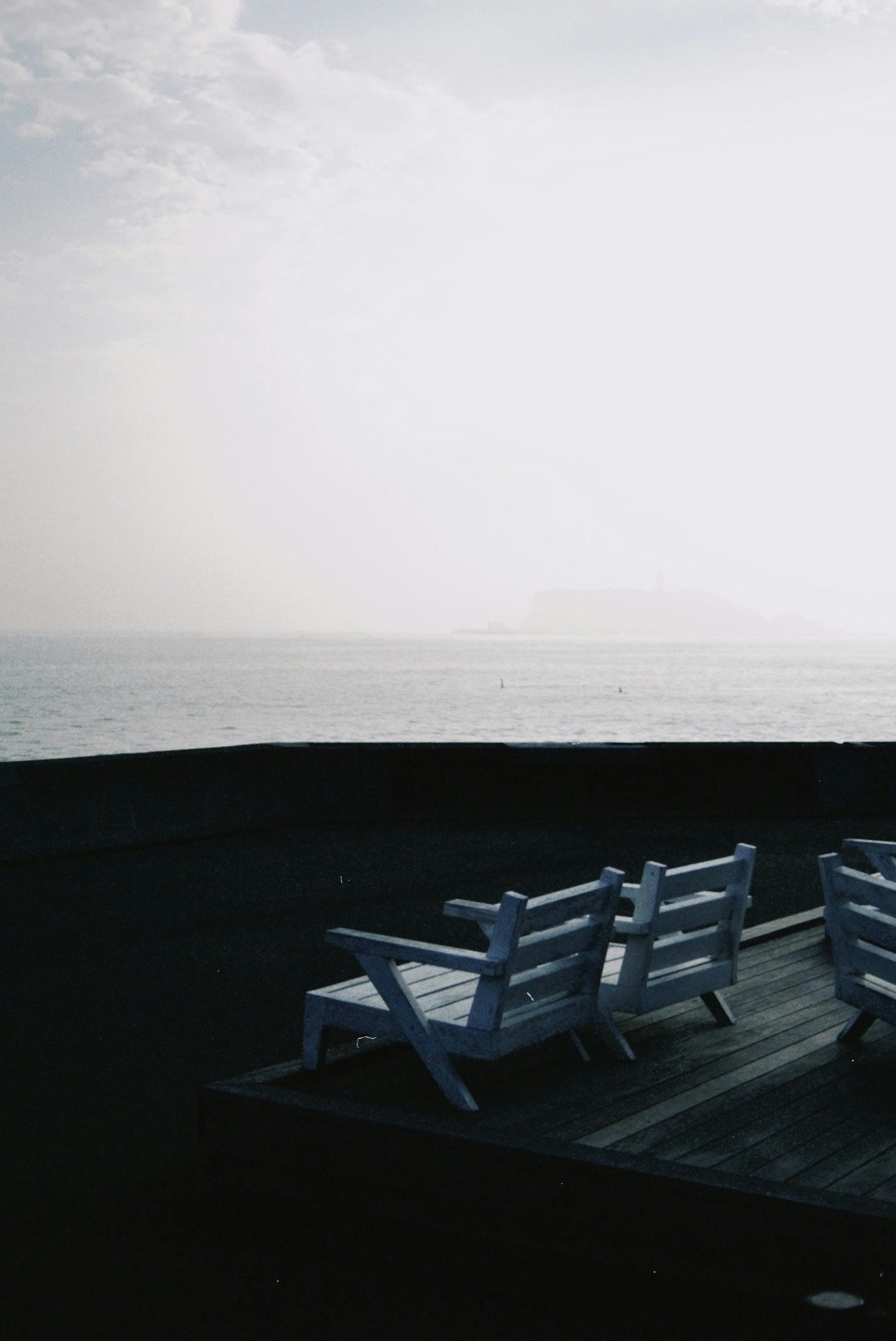 Bancos en un muelle frente al horizonte del océano