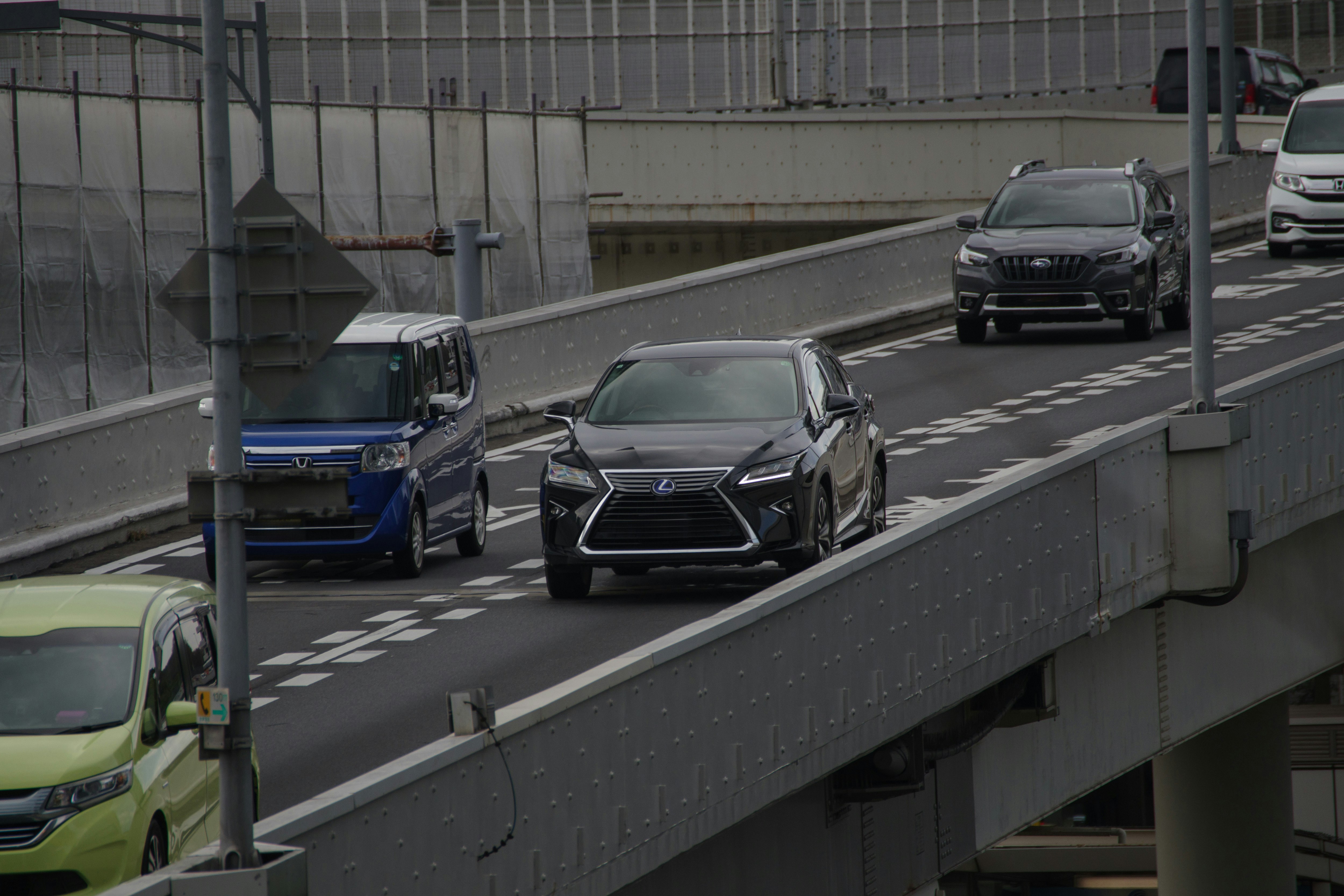 高架道路上的一排車輛