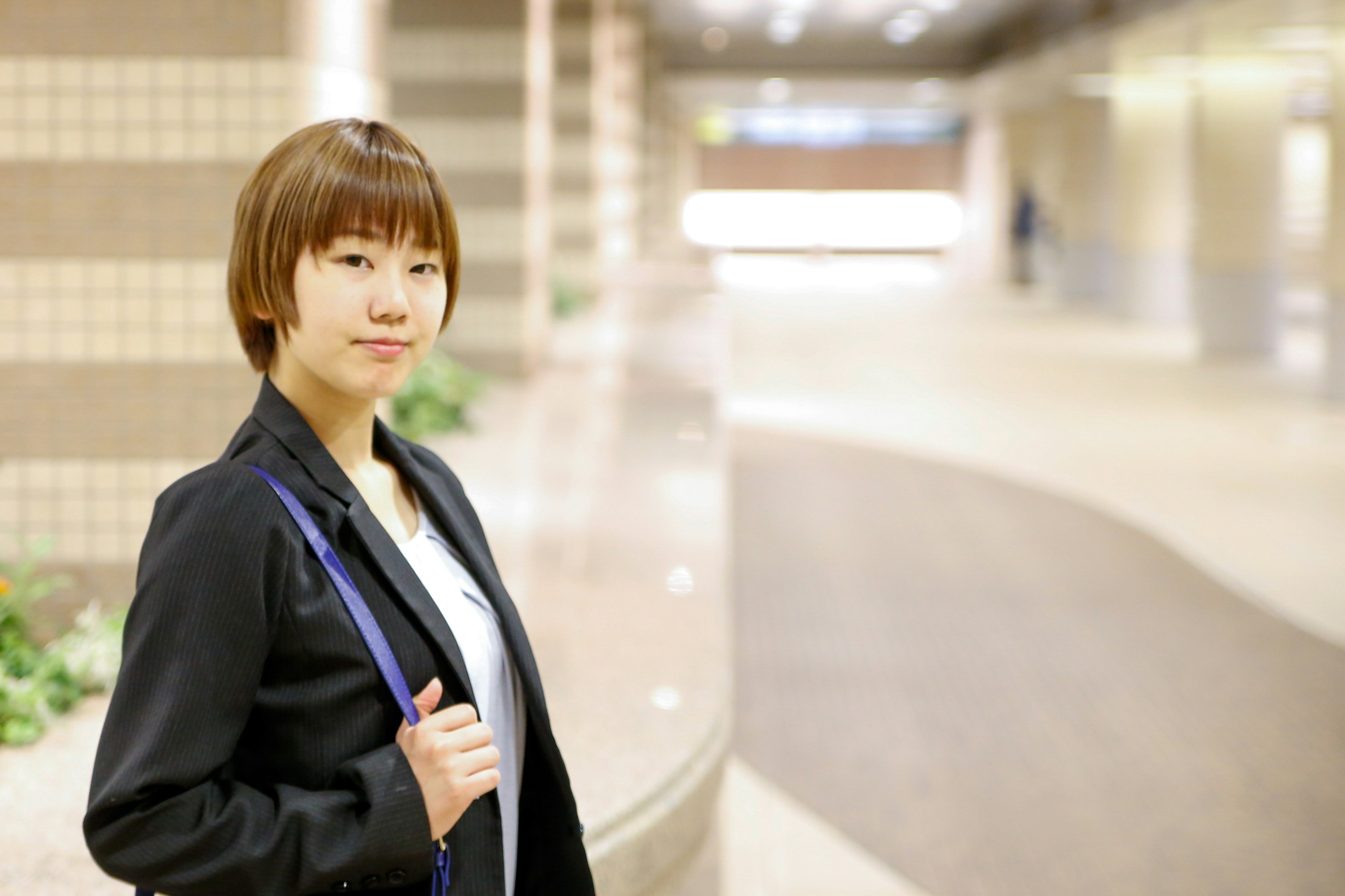 走廊裡穿制服的女性看向鏡頭