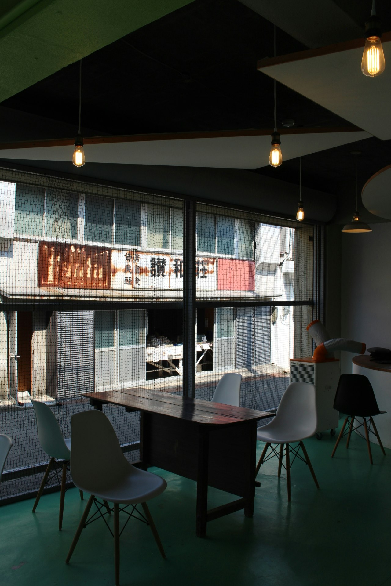 テラス席のあるカフェ店内から見える街並みと看板