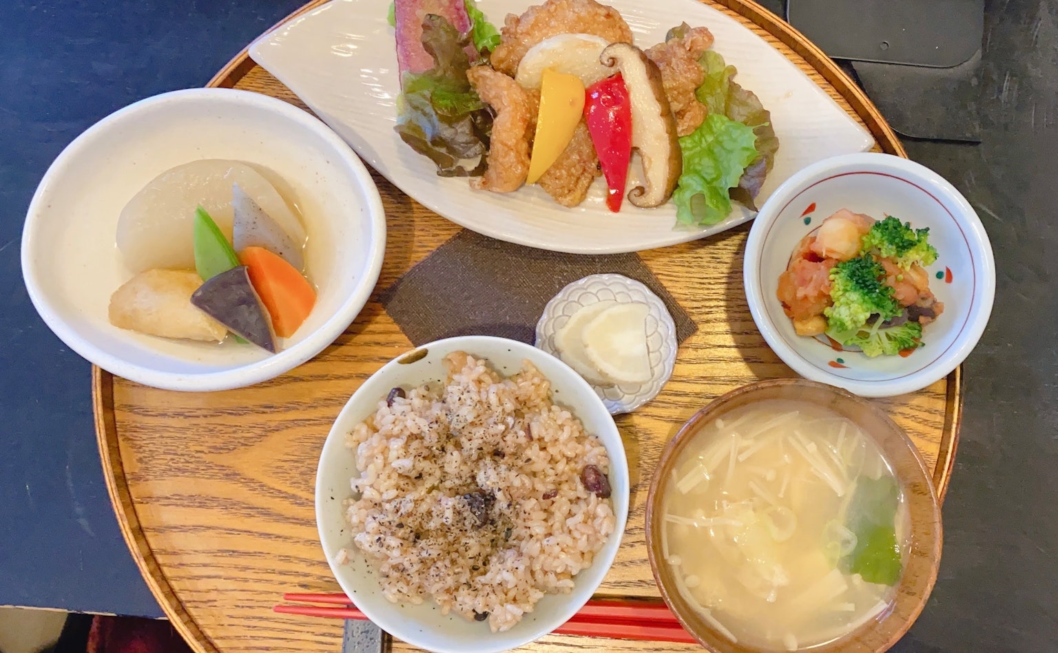 一顿传统的日本餐，有米饭、味噌汤和各种菜肴