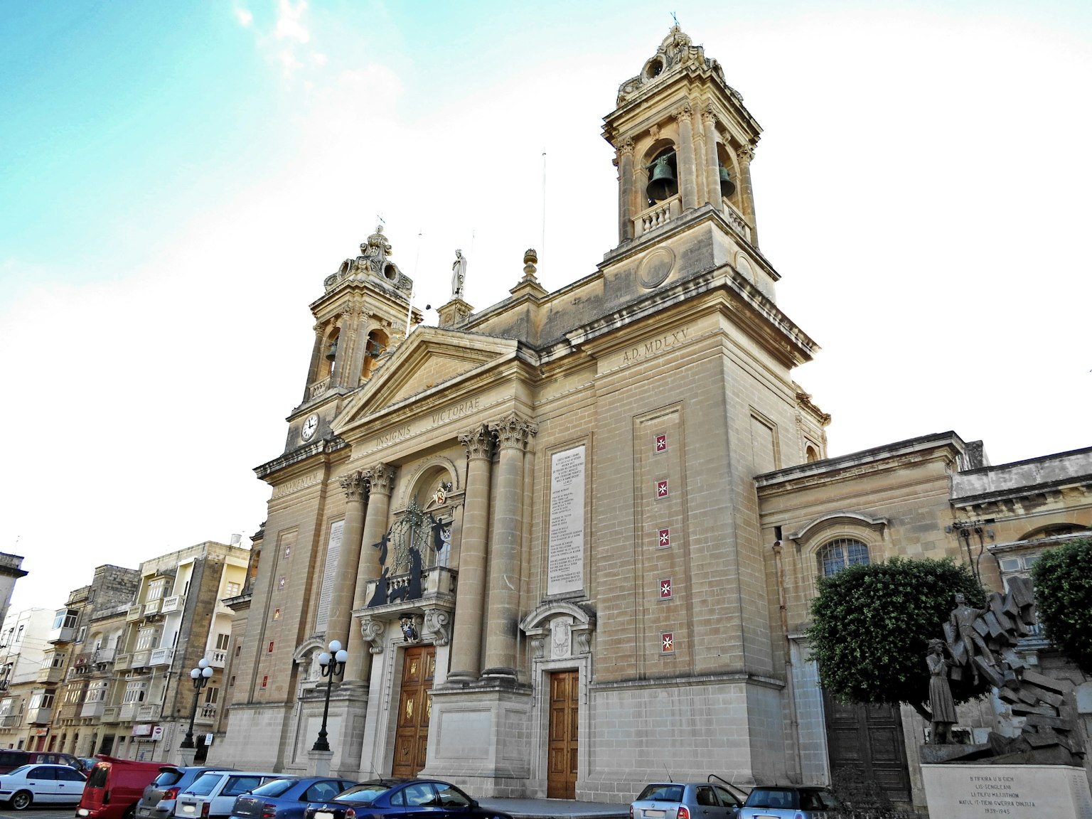 Fassade einer schönen Kirche mit architektonischen Details parkende Autos auf der Straße