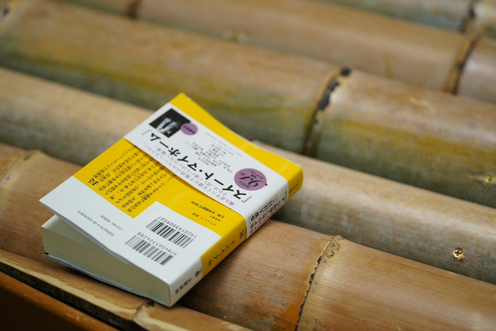 ベンチに置かれた段ボールの落とし物と本