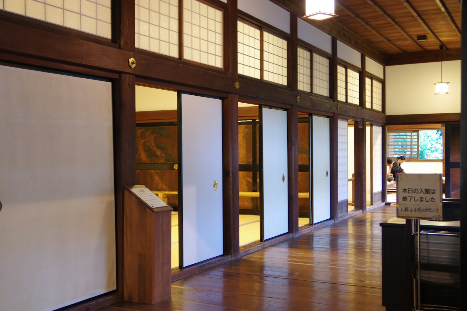 传统日本建筑的室内走廊 具有滑动门和木地板的特色
