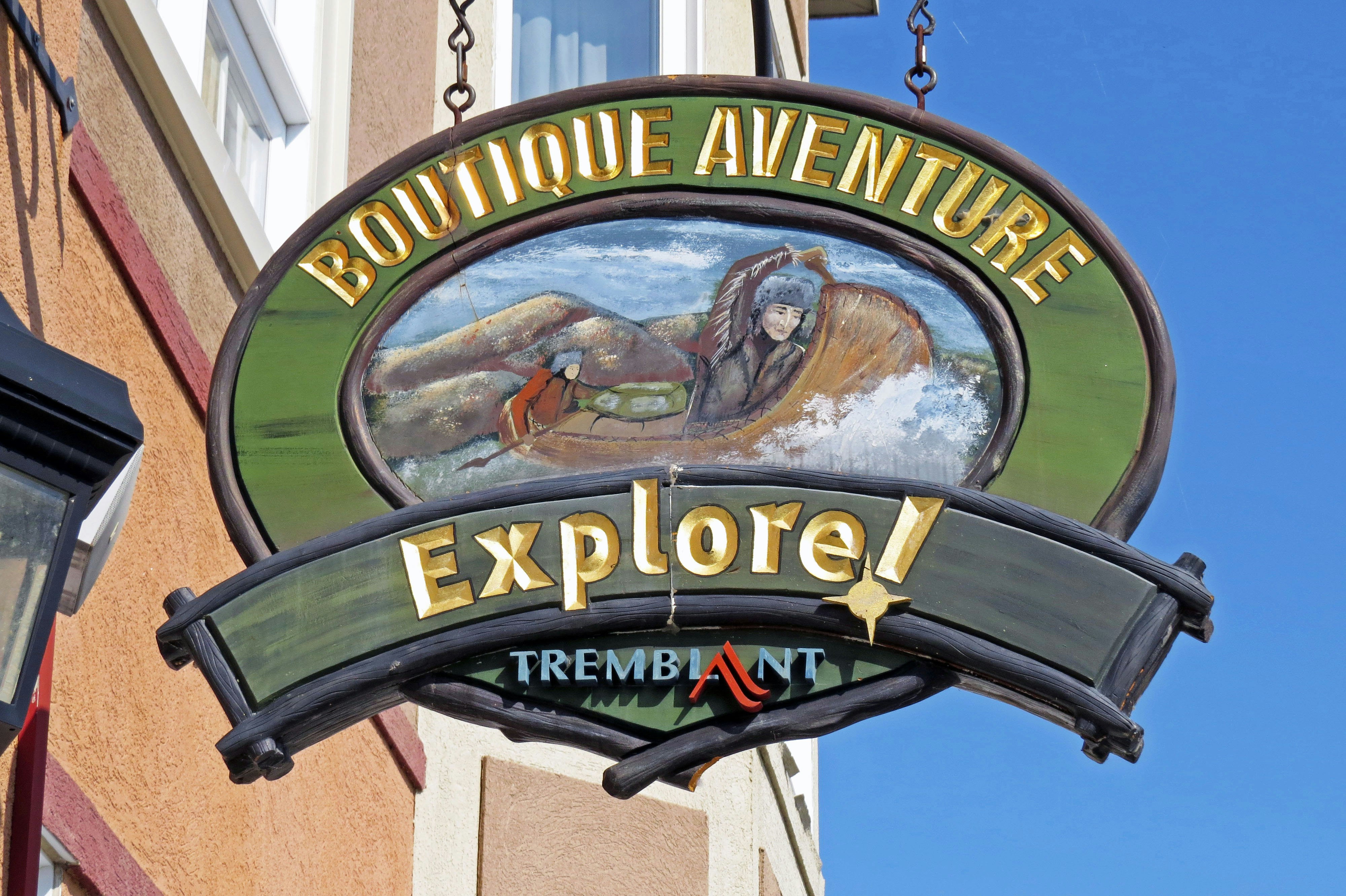 “Explore!” 간판과 “Bouquet Avenue Adventure” 아치 장식