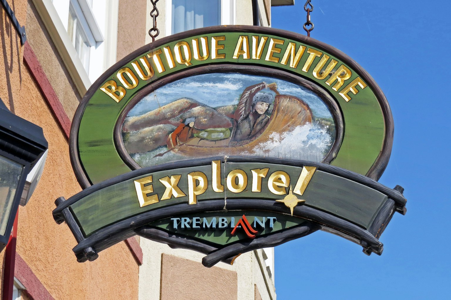 Insegna con tema avventura e illustrazione di un fiume e esplorazione