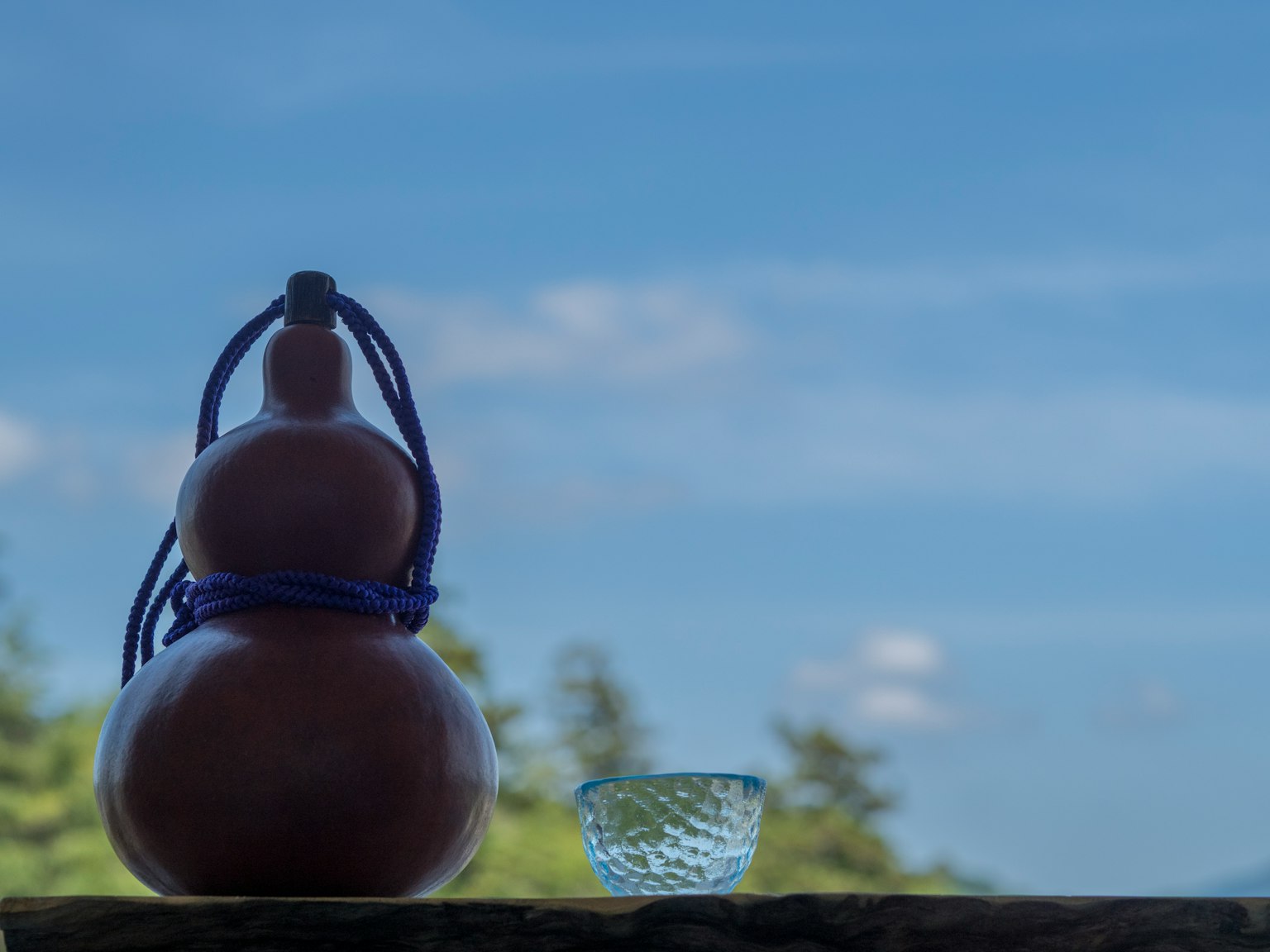 Gourd e ciotola di vetro contro uno sfondo di cielo blu