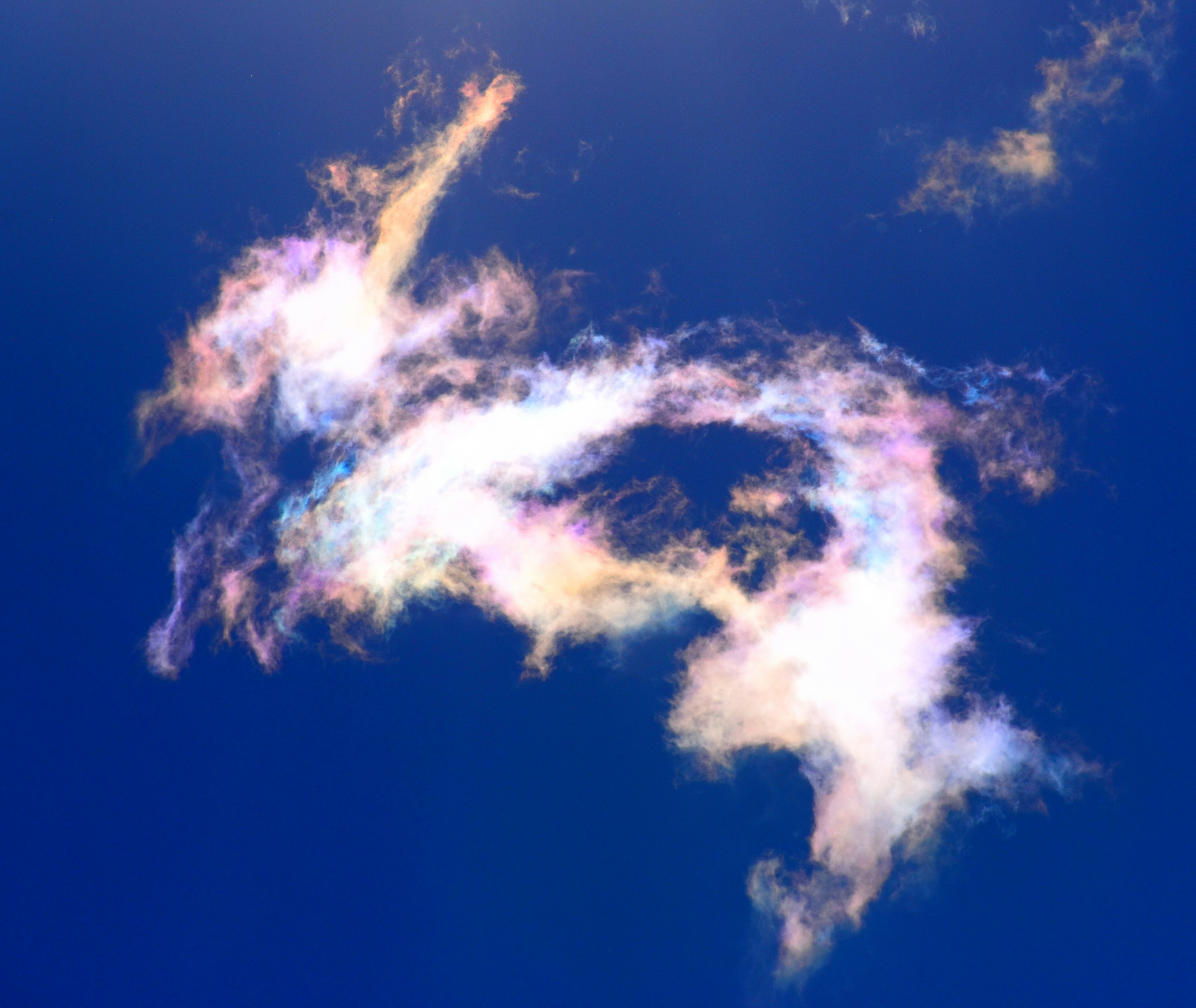 青空に浮かぶ彩雲のような雲