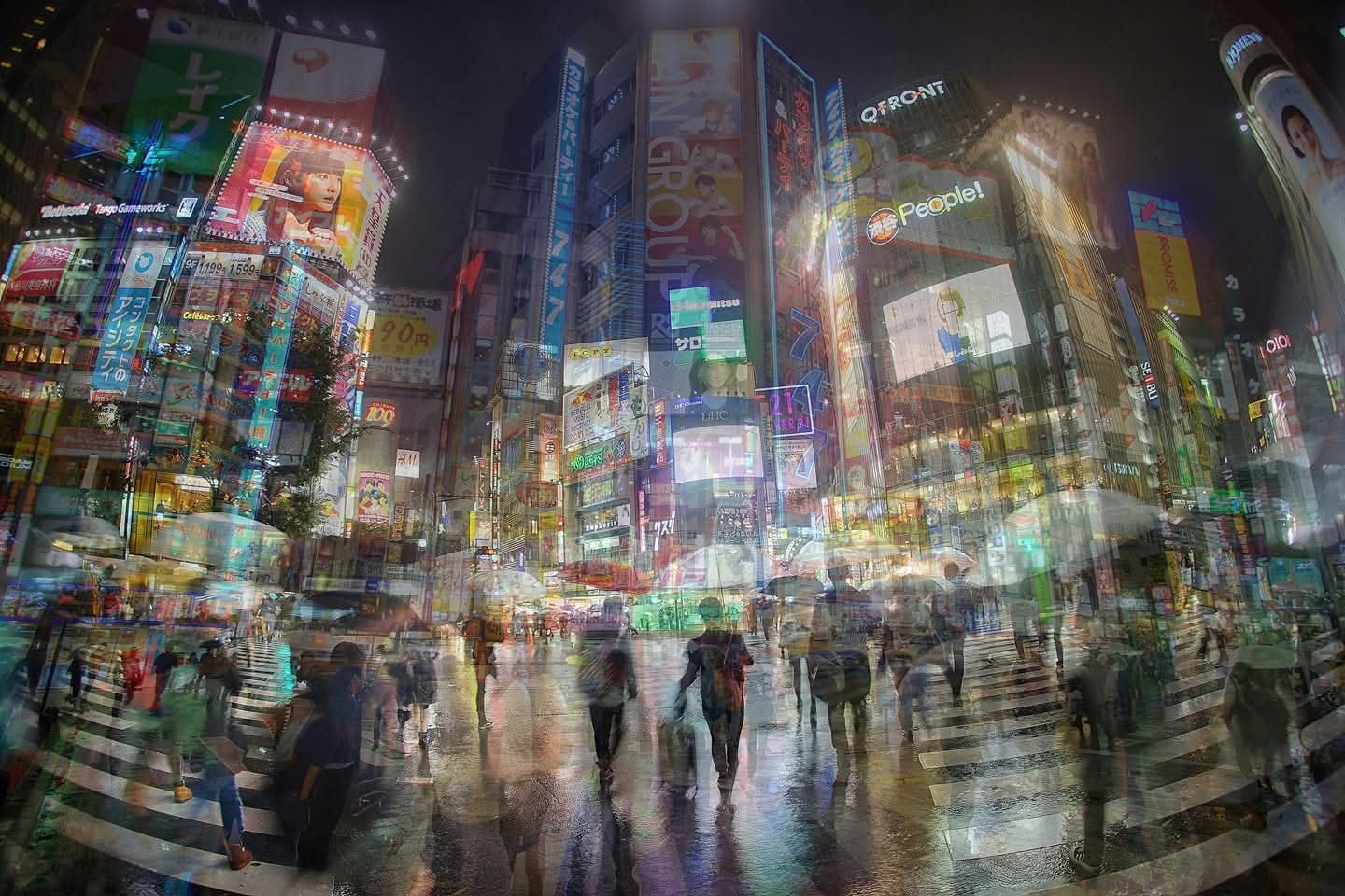 夜のネオンが反射するにぎやかな街並みの歩行者通り