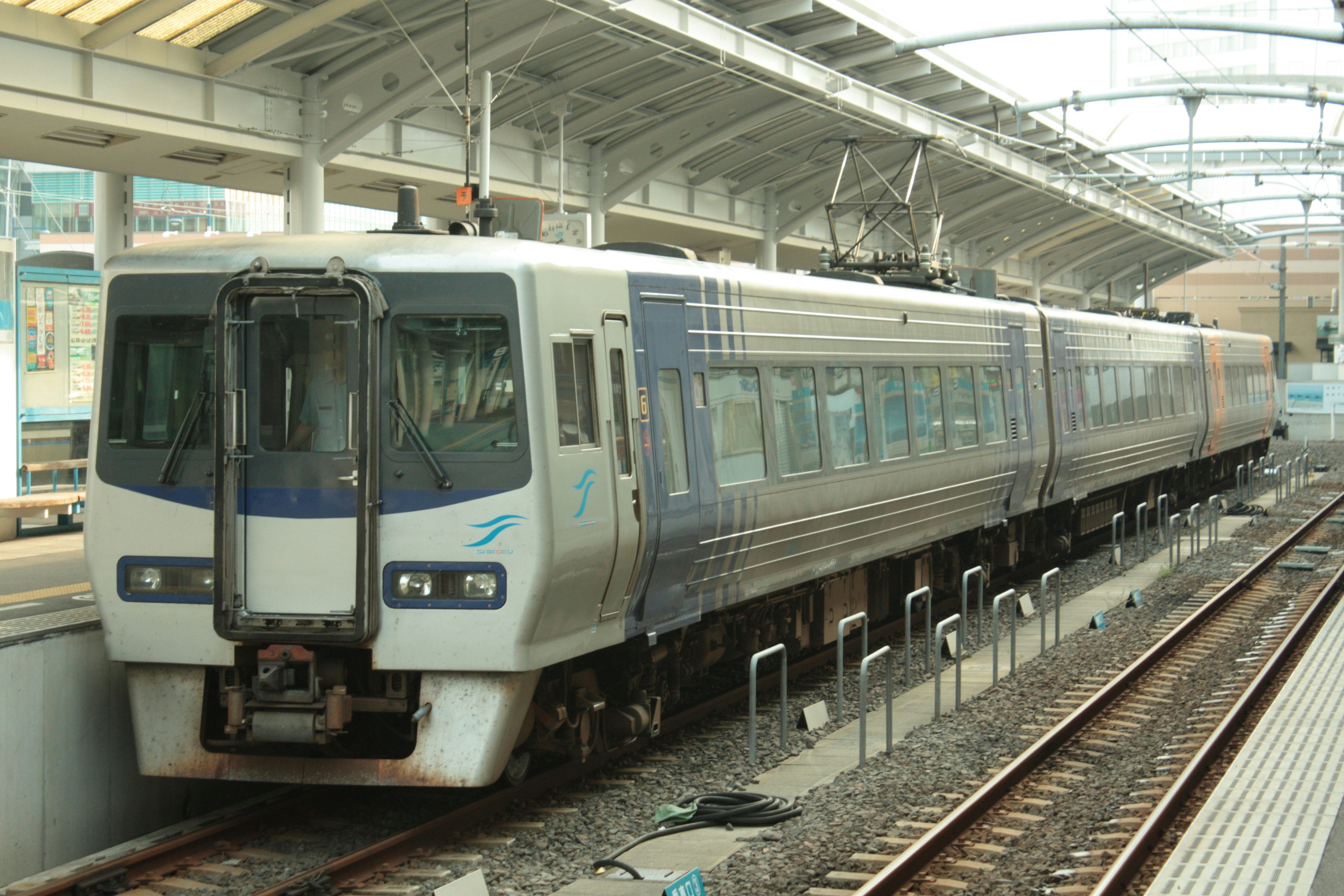駅のホームに停車する電車