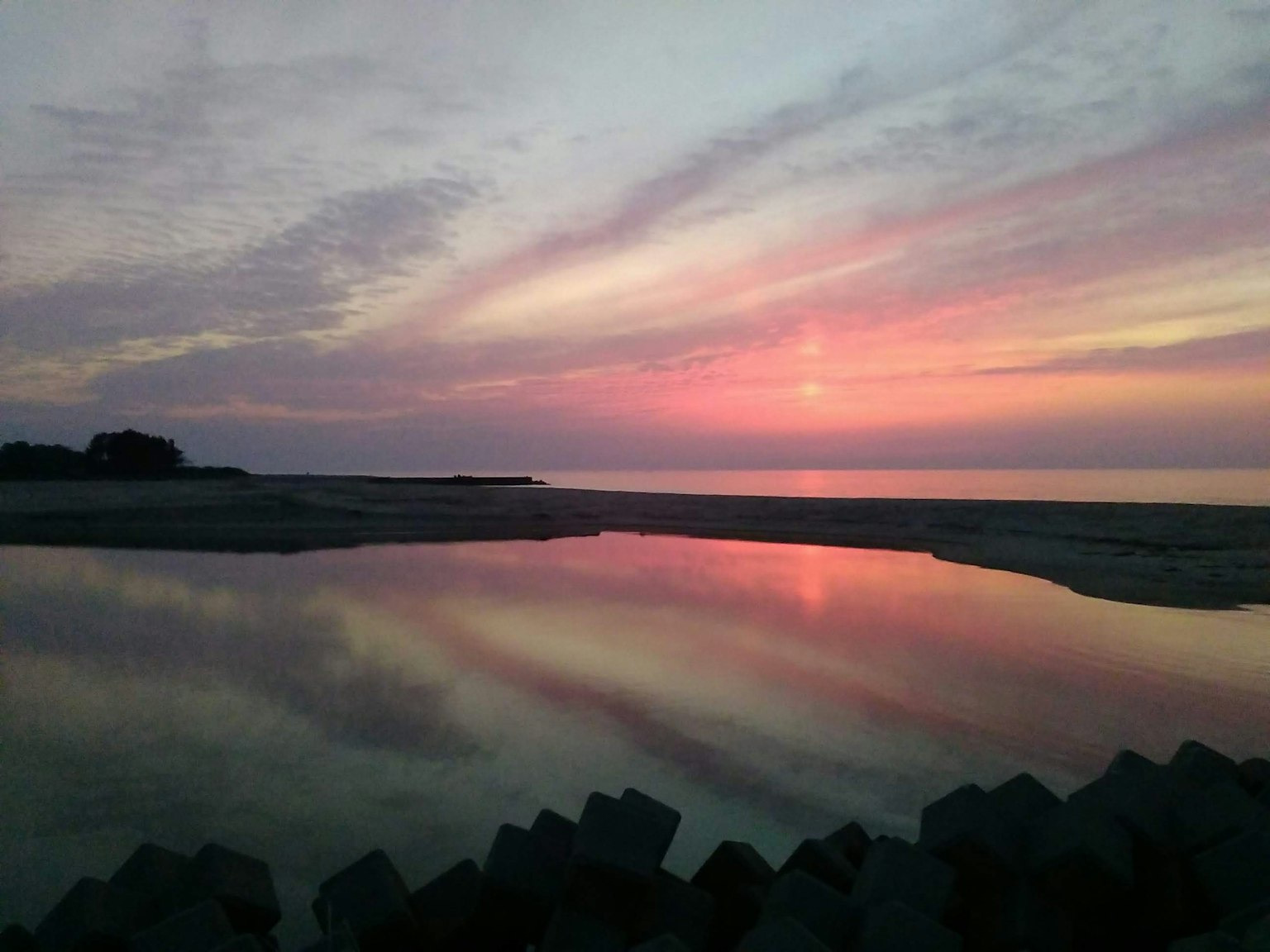 Vista scenica di un bellissimo tramonto che si riflette su acque calme