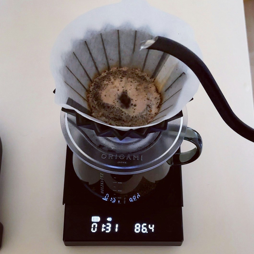 ドリップコーヒーの抽出中のドリッパーとコーヒーサーバー