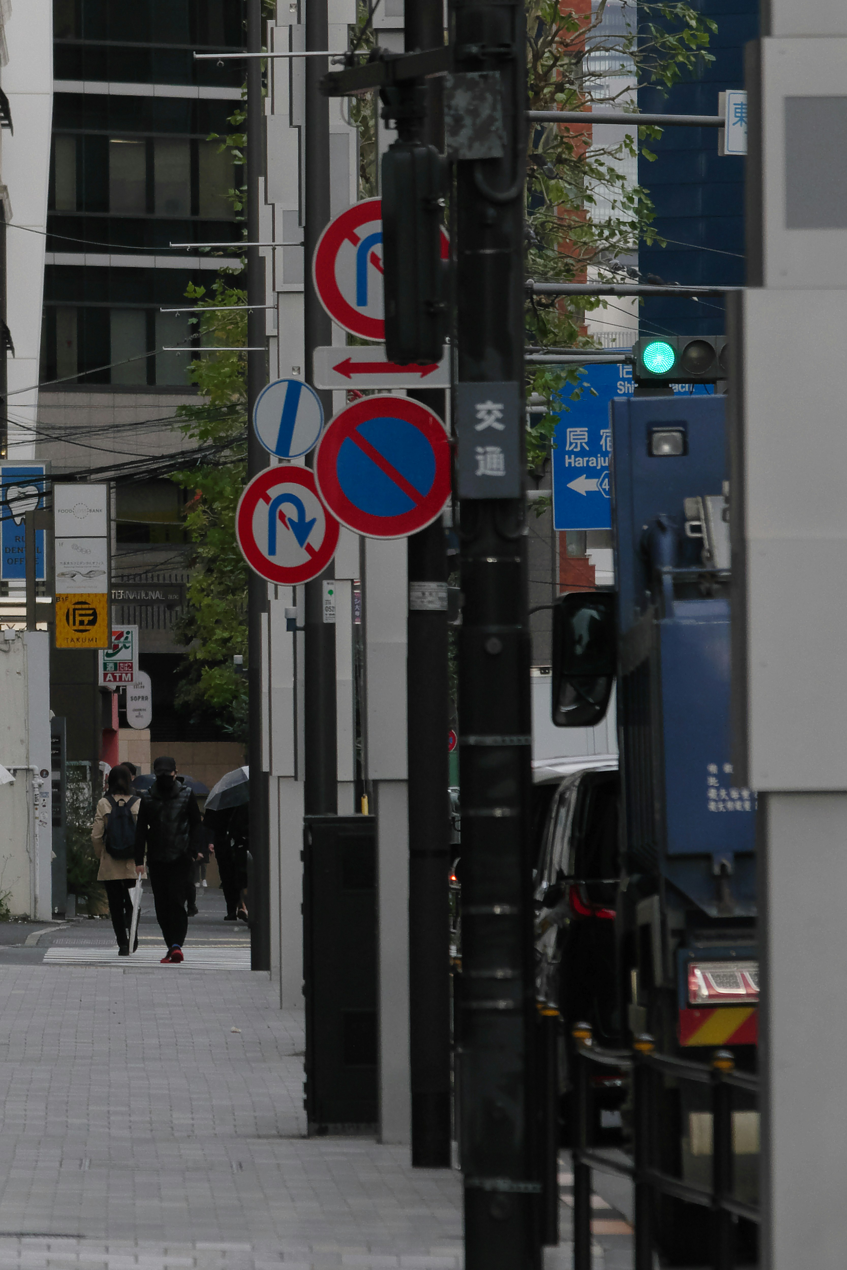 有道路標誌的城市人行道場景