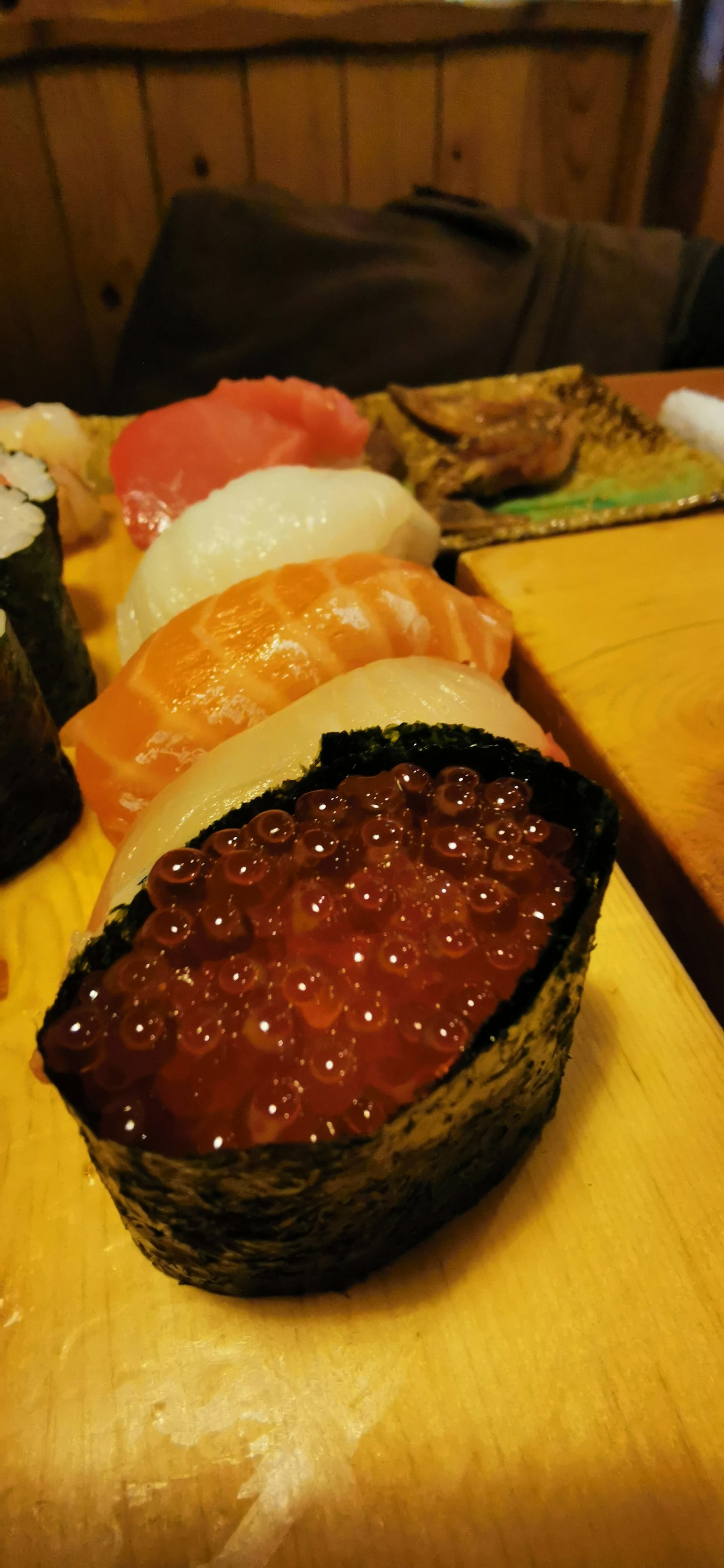 จานซูชิหลากสีพร้อมนิกิริไข่ปลาแซลมอน