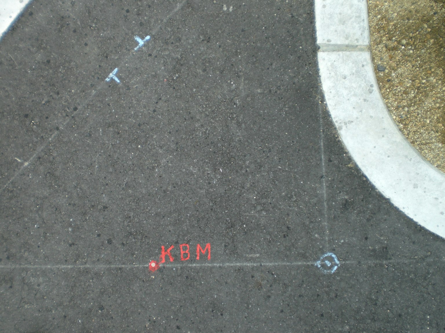 Marques de nivellement et flèches bleues sur la surface de l'asphalte
