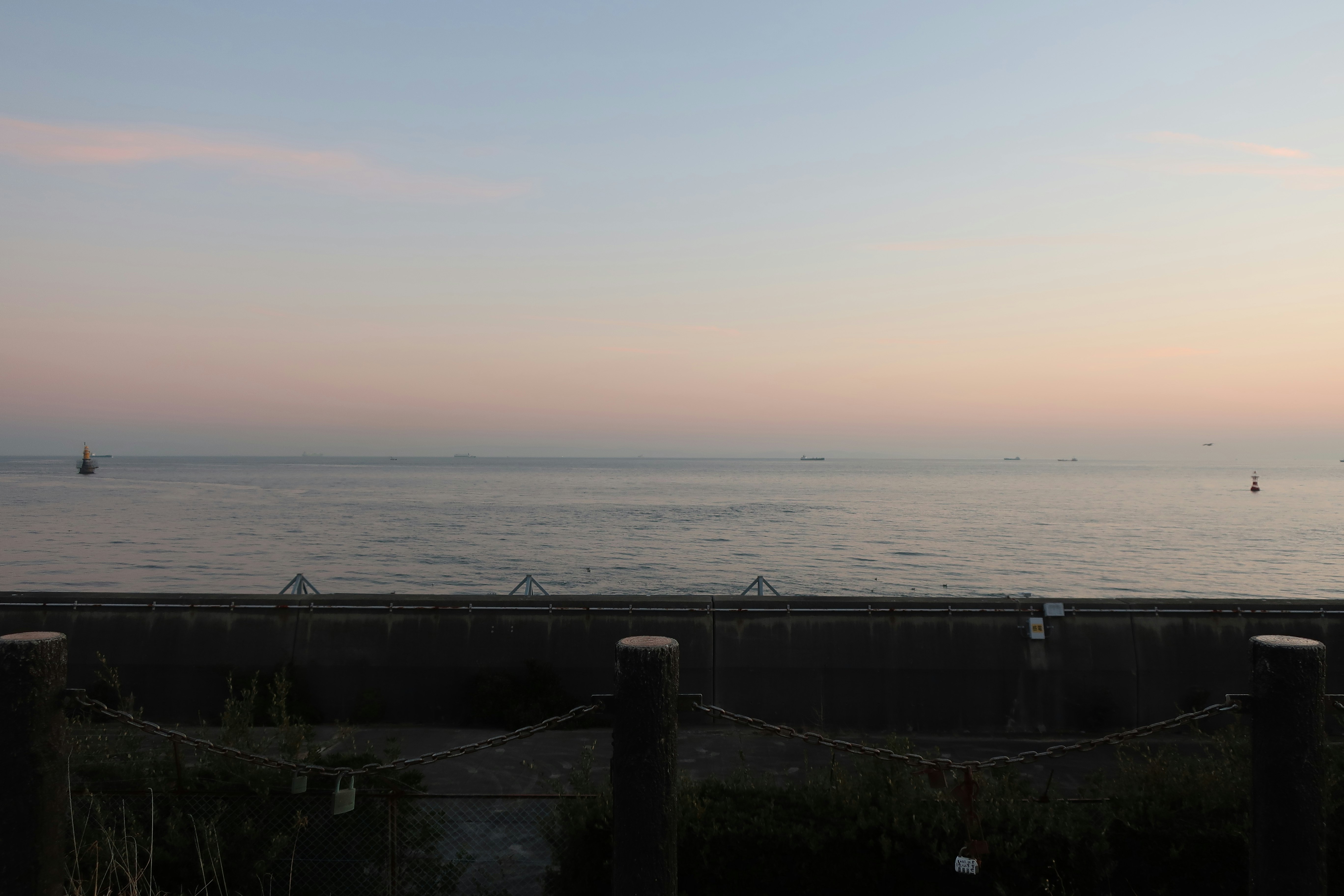 瀬戸内海の夕焼けの海と防波堤の風景
