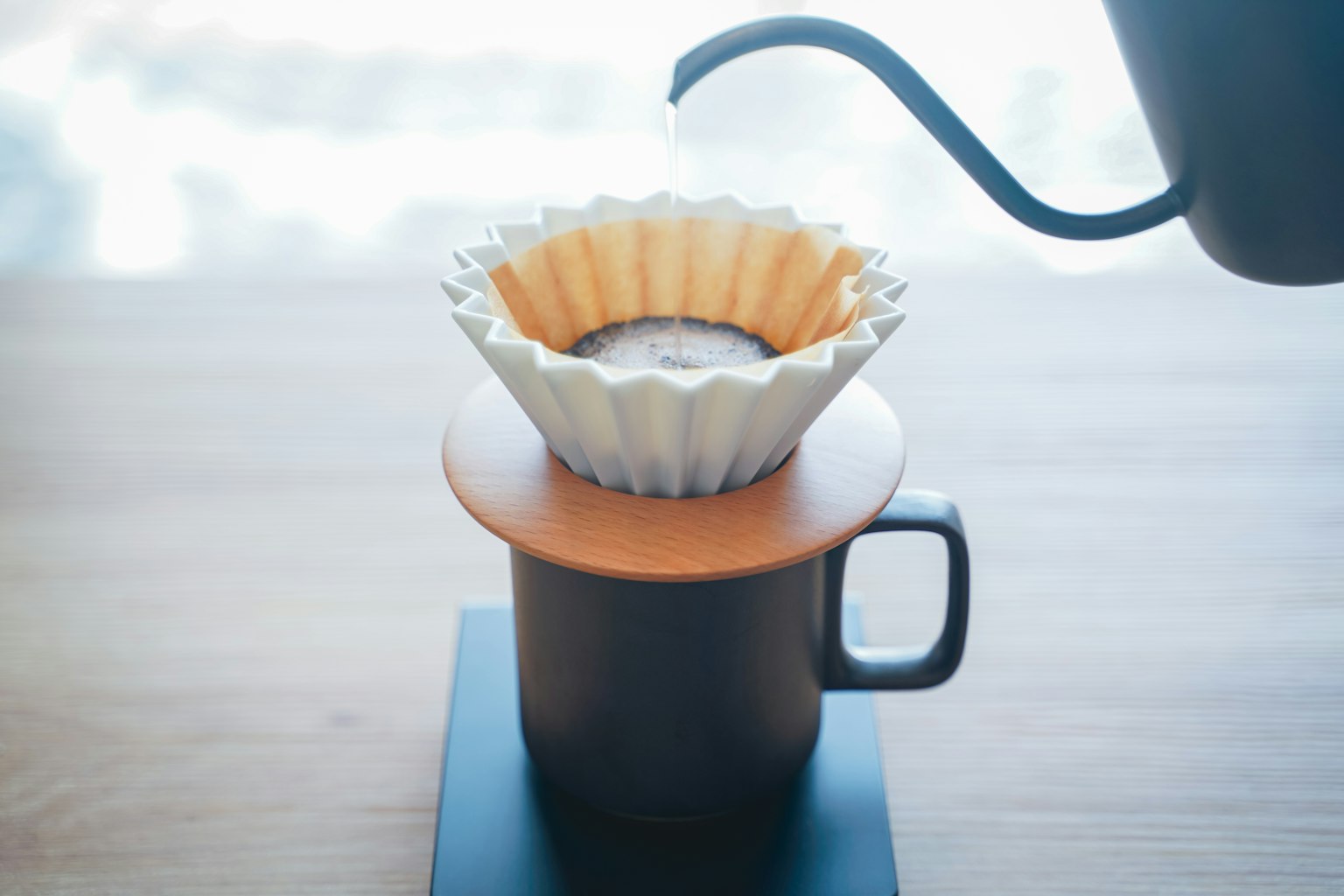 Configuración de preparación de café con filtro y taza