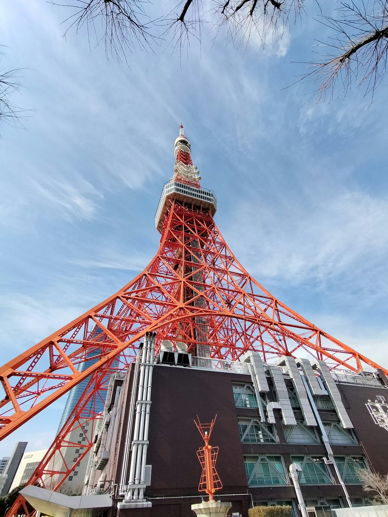 Torre di Tokyo con struttura arancione vivace contro un cielo blu