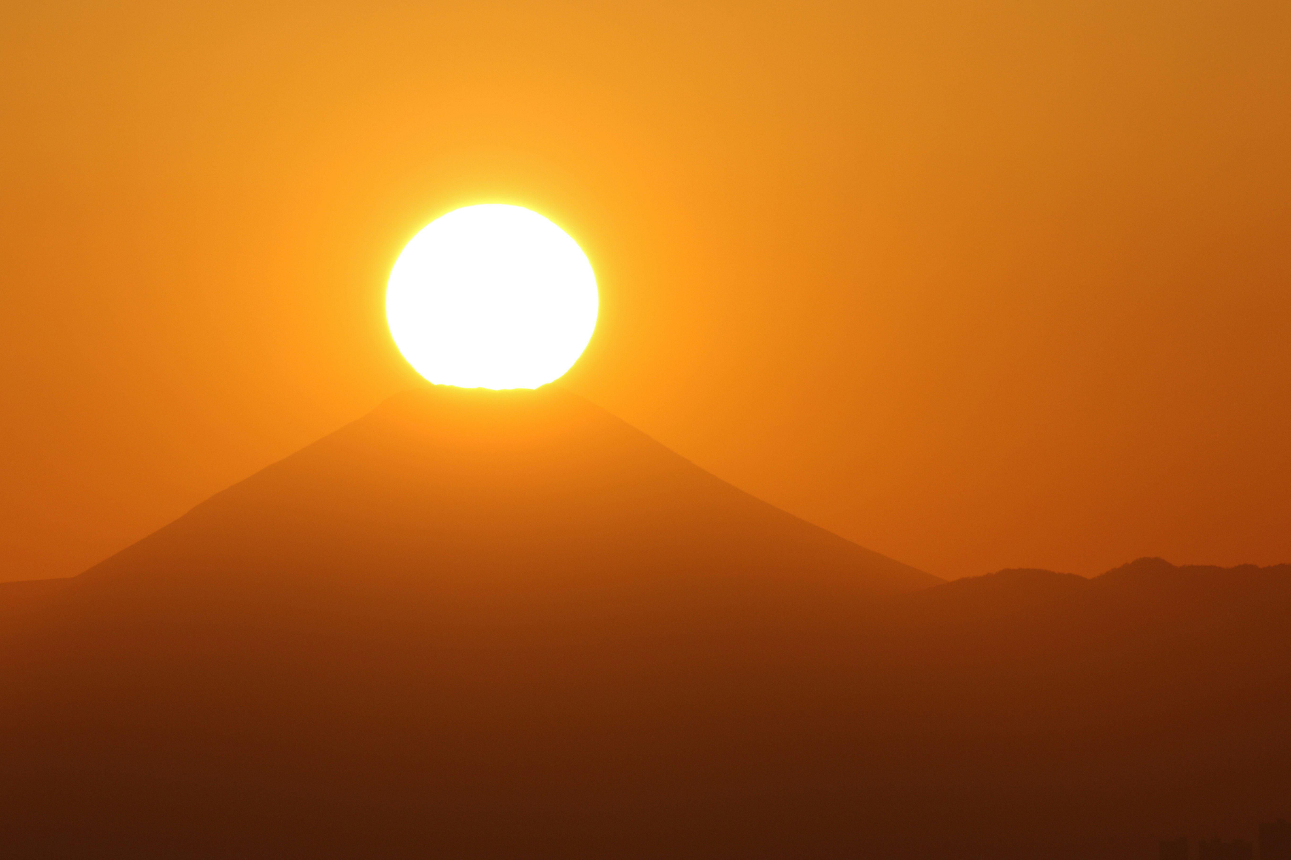 夕陽下的富士山與「鑽石富士」太陽