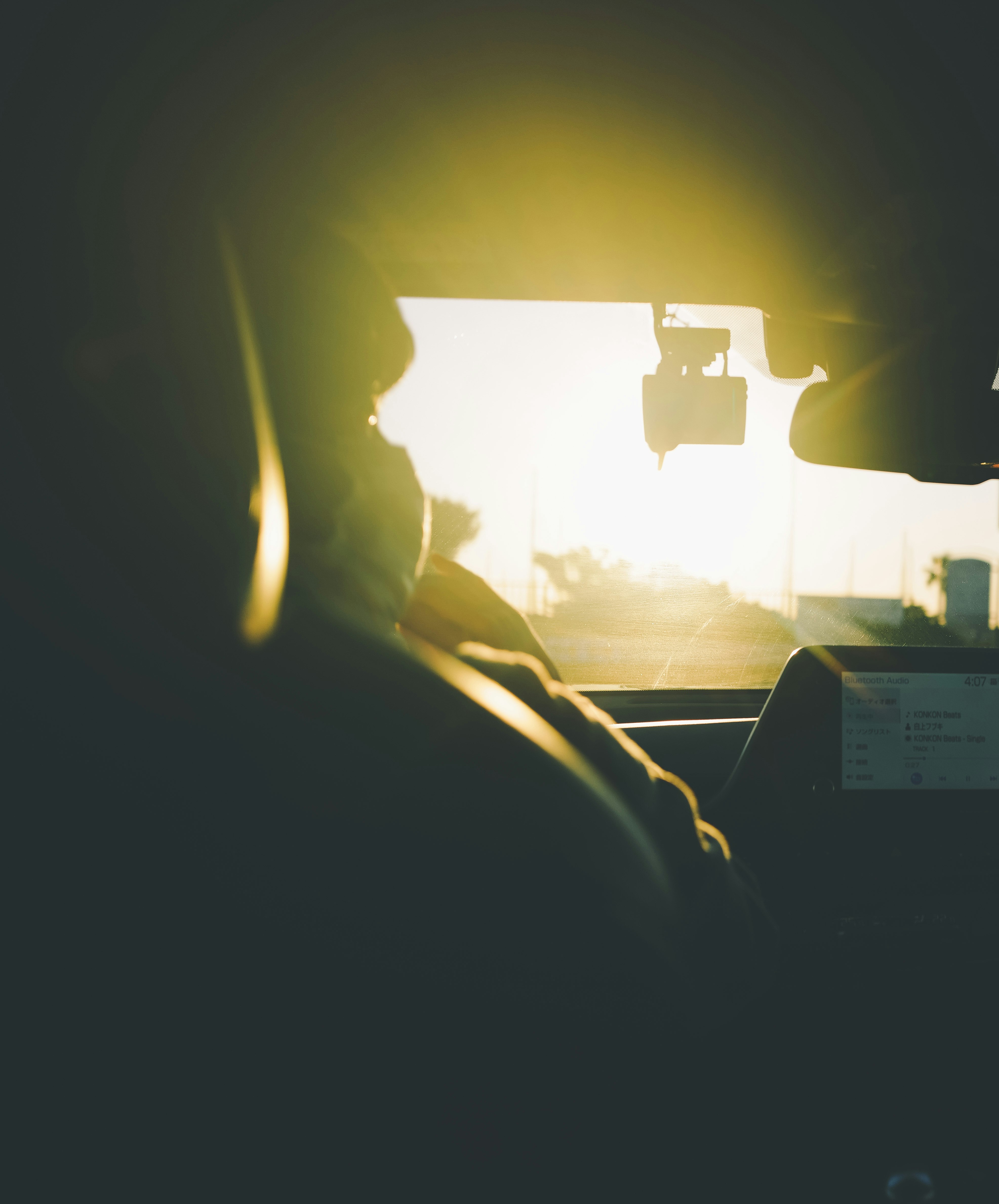 夕陽光下的車內駕駛座與儀表板