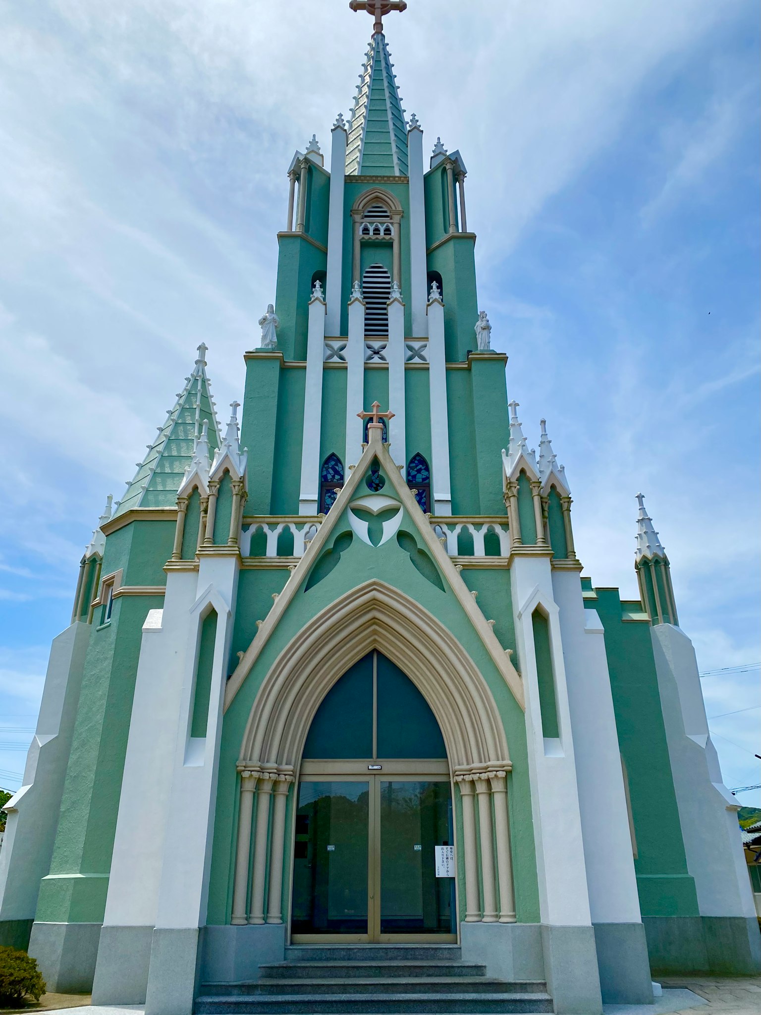 Hermosa fachada de iglesia con agujas verdes