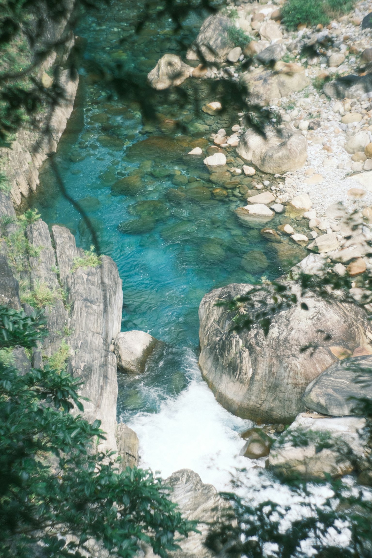 น้ำใสสีฟ้าหลั่งไหลระหว่างก้อนหิน