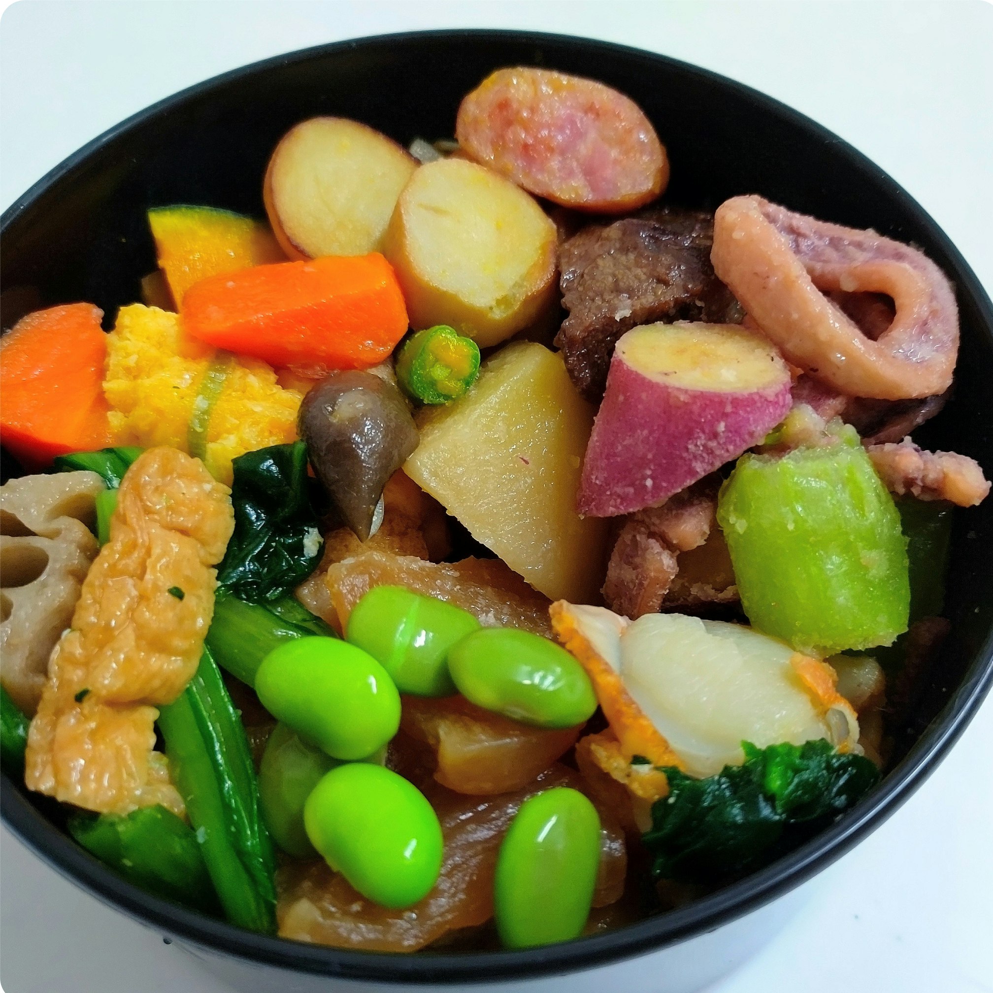 裝滿多彩食材的碗