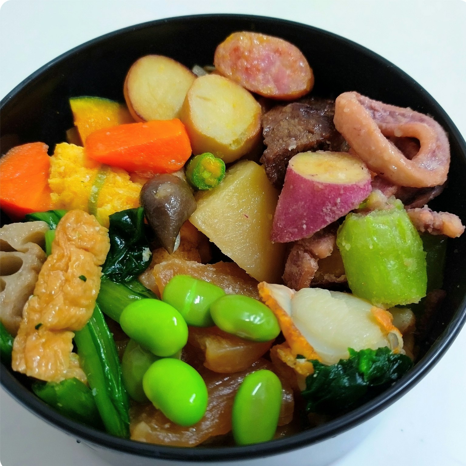 裝滿色彩繽紛的日本料理蔬菜和食材的碗