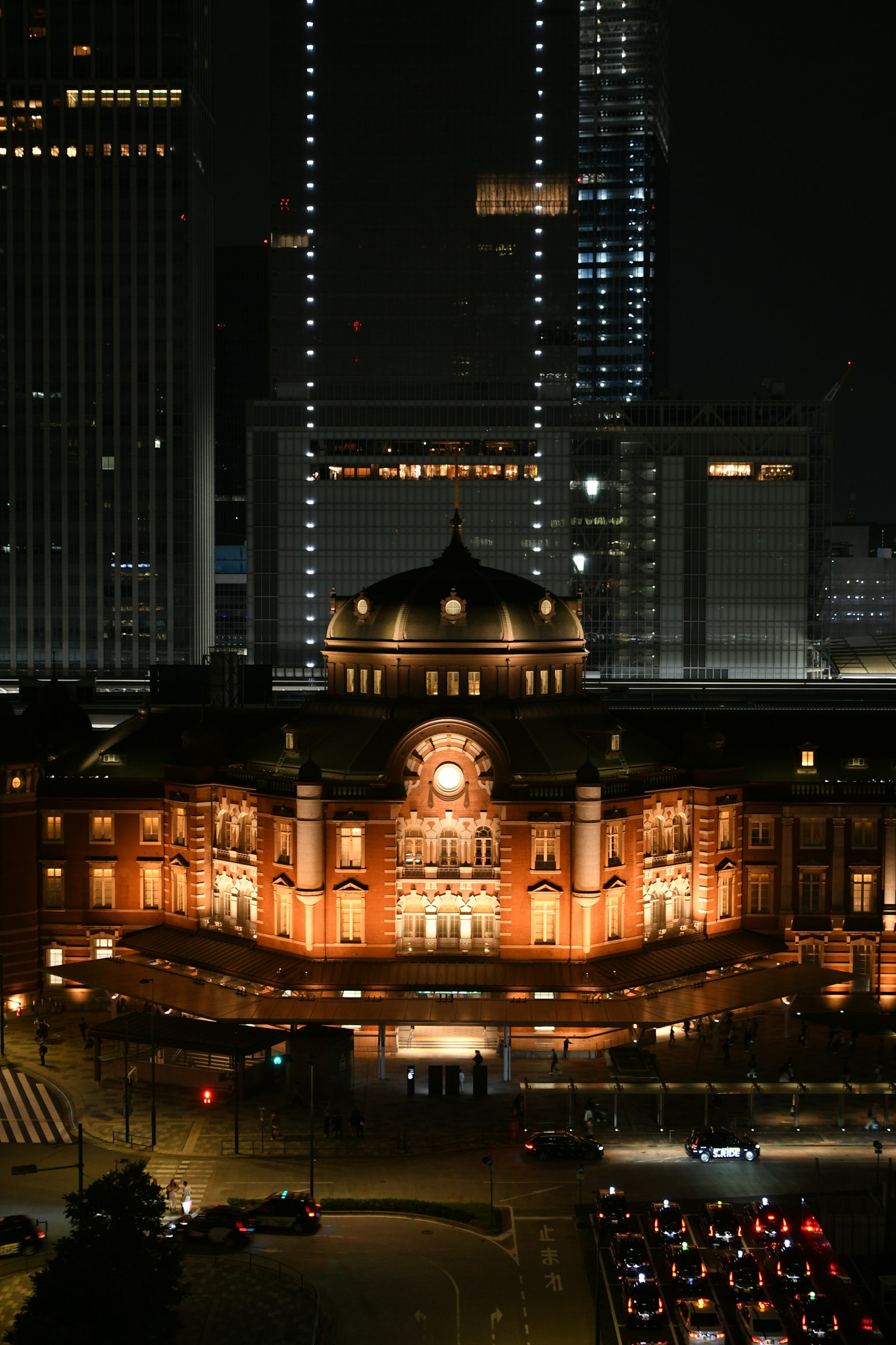 Vue nocturne de la gare de Tokyo mettant en valeur une belle architecture