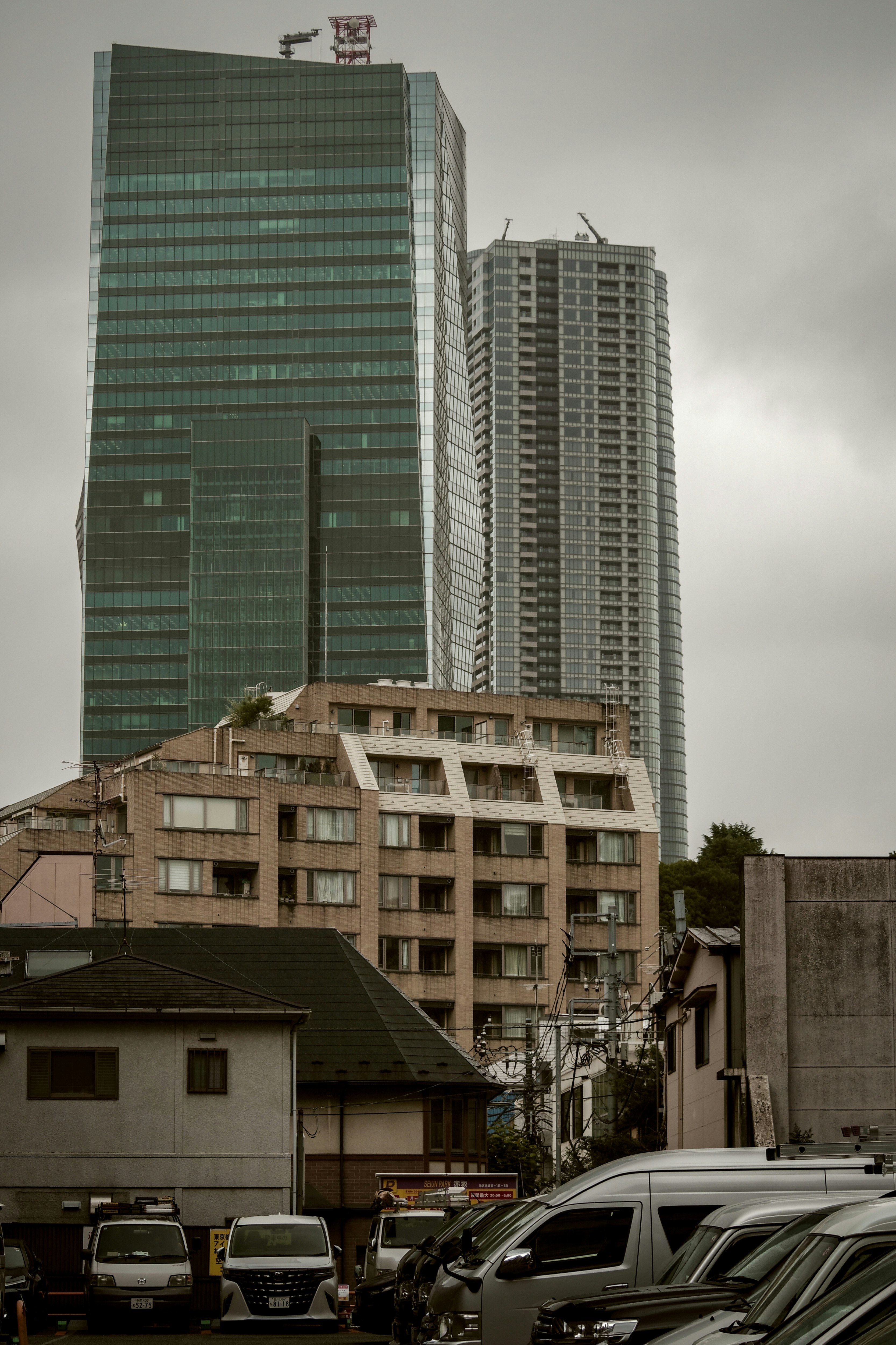 赤坂6丁目の街並みと高層ビルのある風景