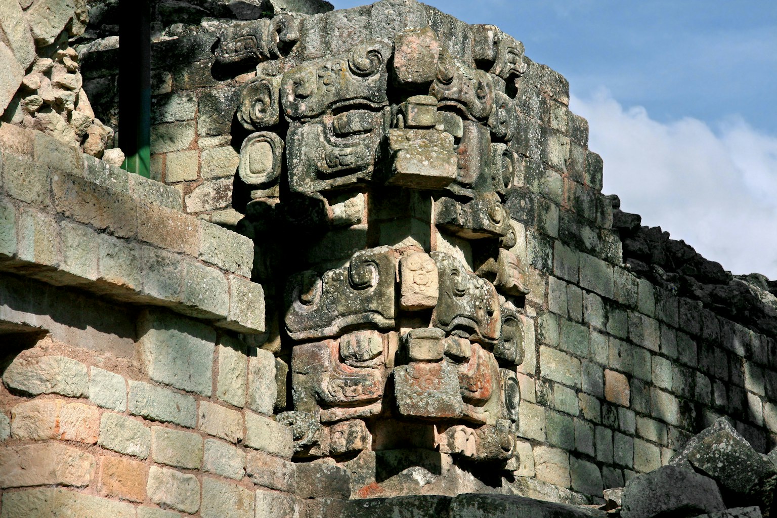 Patung batu Maya kuno dengan ukiran rumit