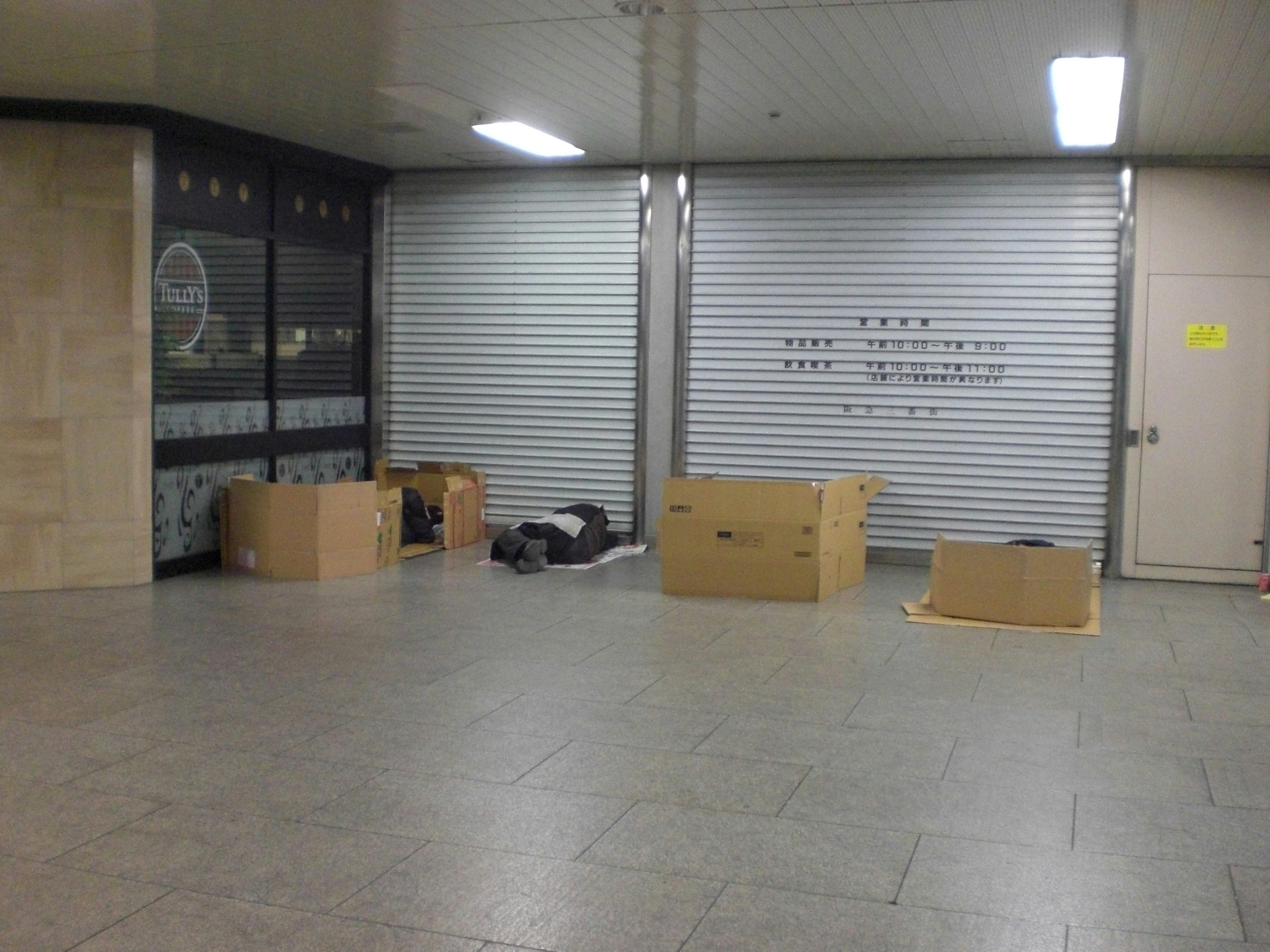 捲簾門旁的倉庫內紙箱堆放