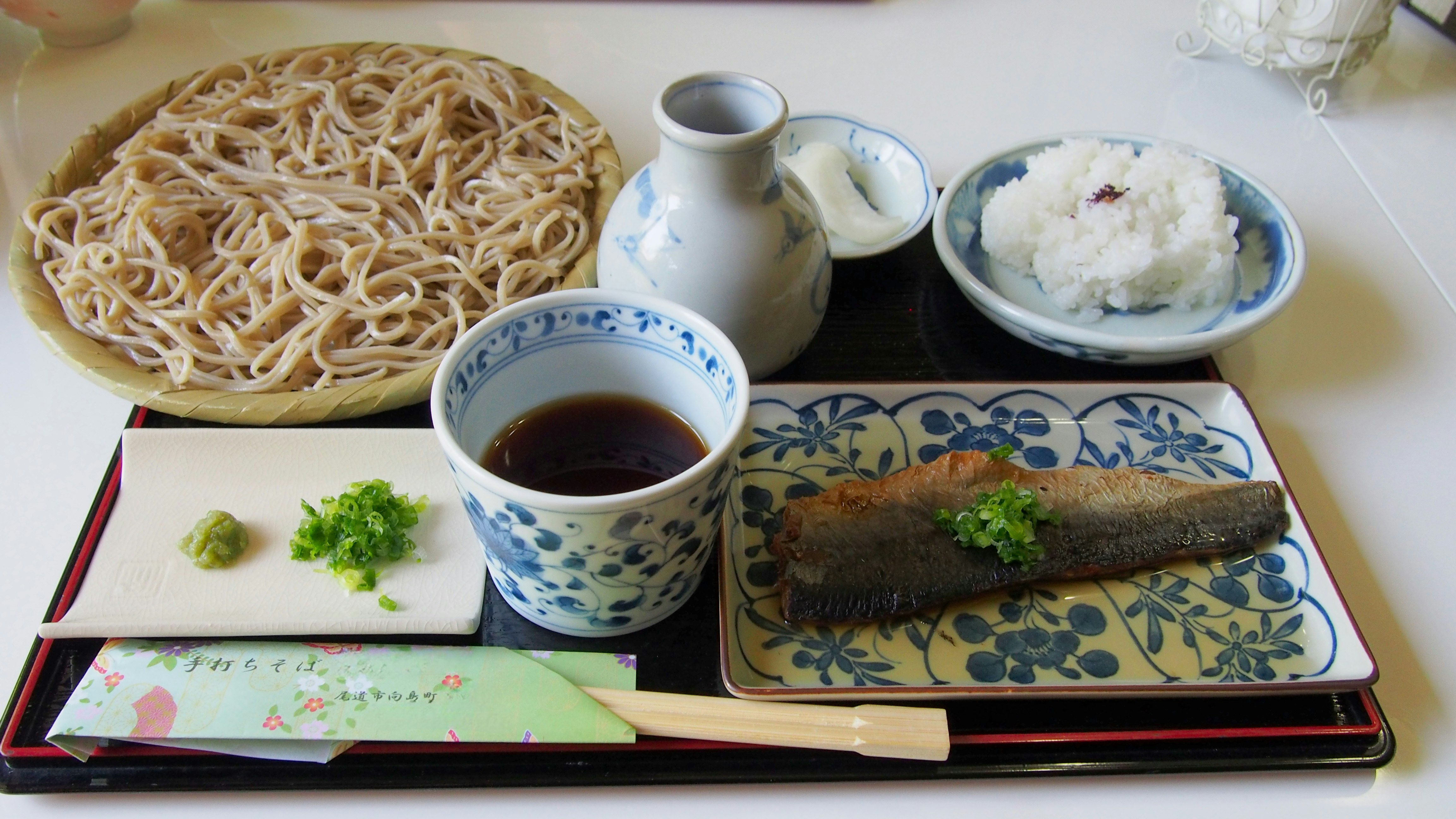 日本蕎麥麵餐配烤魚和配菜