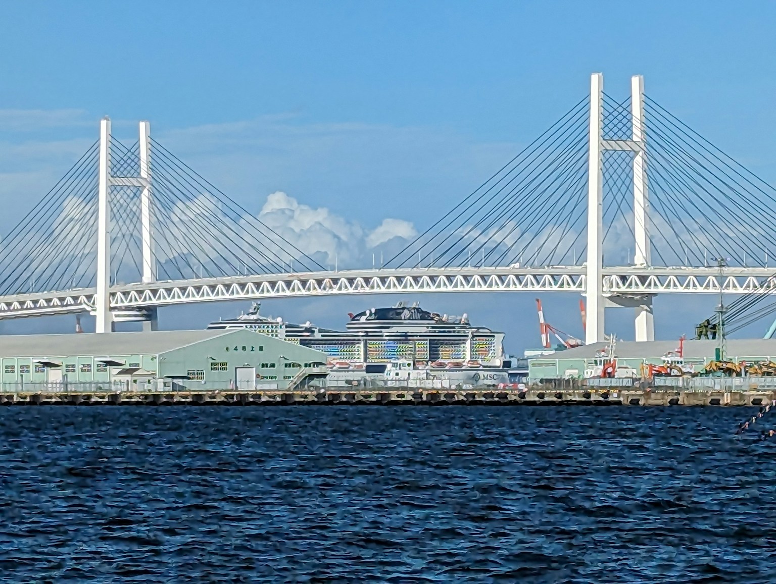 橫濱灣大橋橫跨藍色水域與港口建築