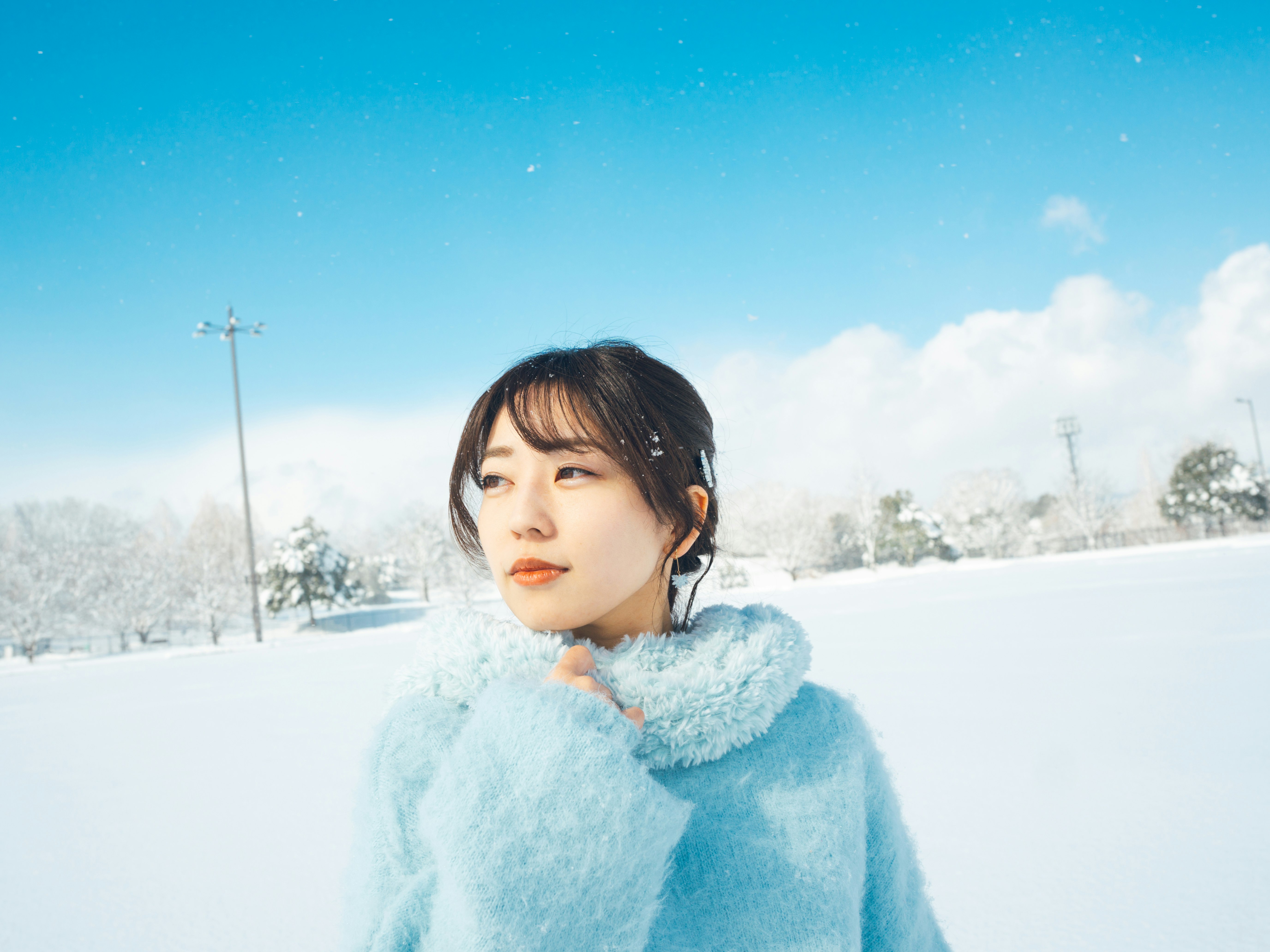 雪地裡穿藍色外套的女性肖像