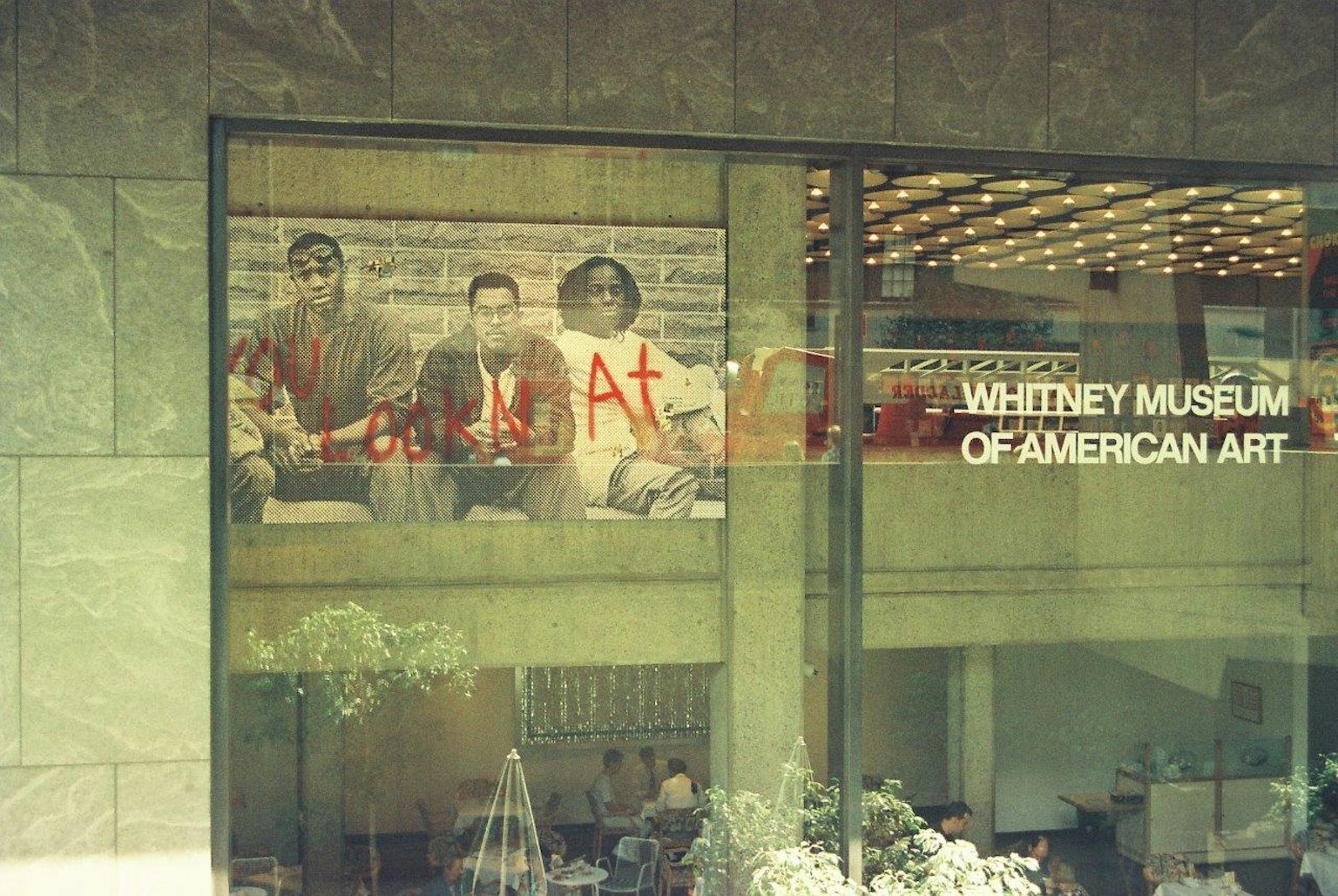 Vista della finestra del Whitney Museum of American Art con persone all'interno