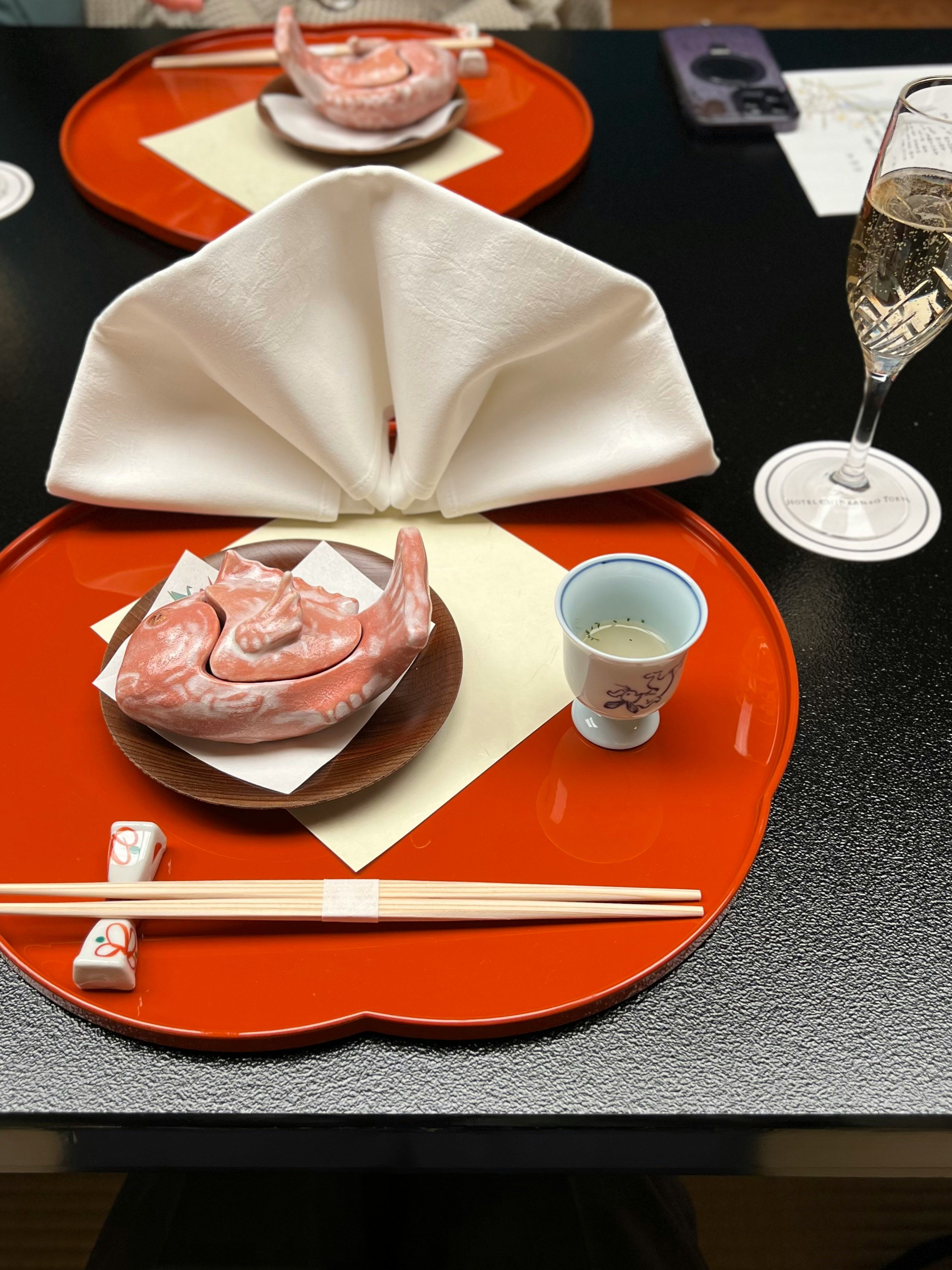 会席庆祝宴桌上摆着鲷鱼料理
