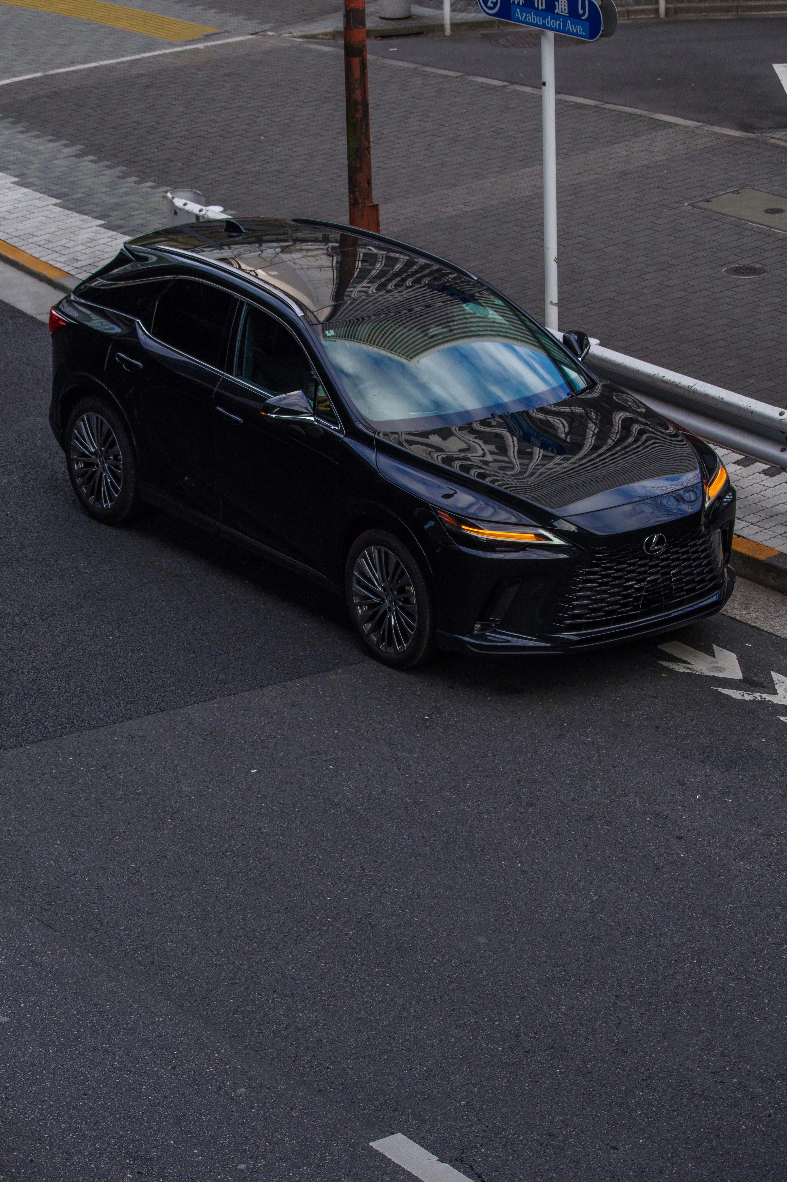 黑色 Lexus 轎車停在城市路口
