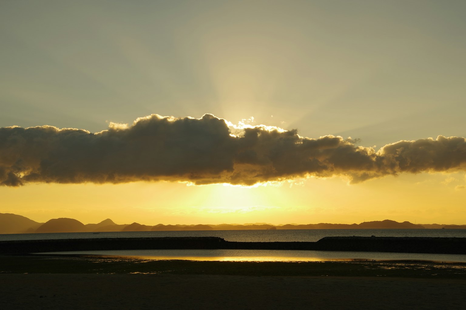 Paysage magnifique avec le coucher de soleil brillant à travers les nuages
